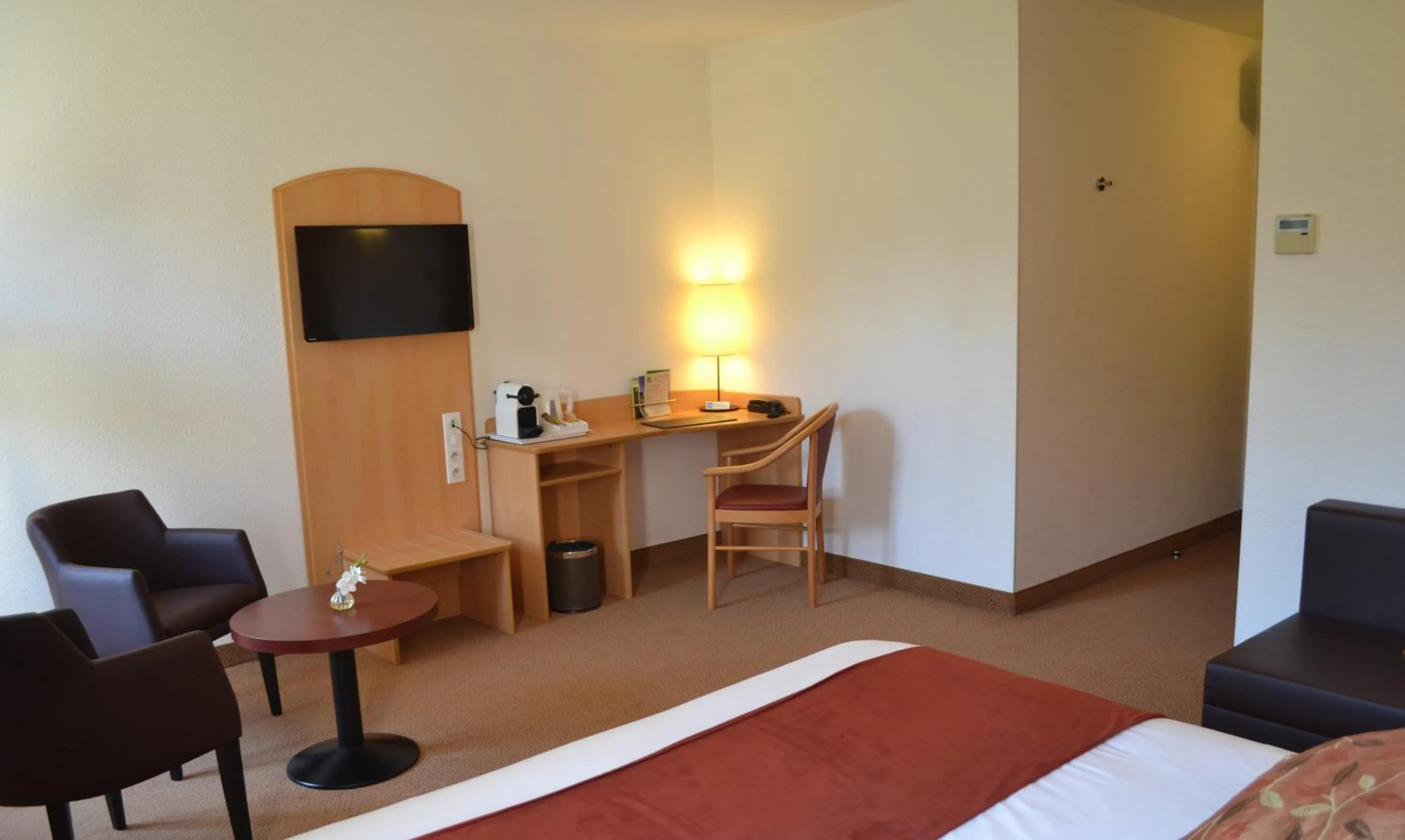 Superior Twin Room with Garden View in Brit Hotel Châteaudun