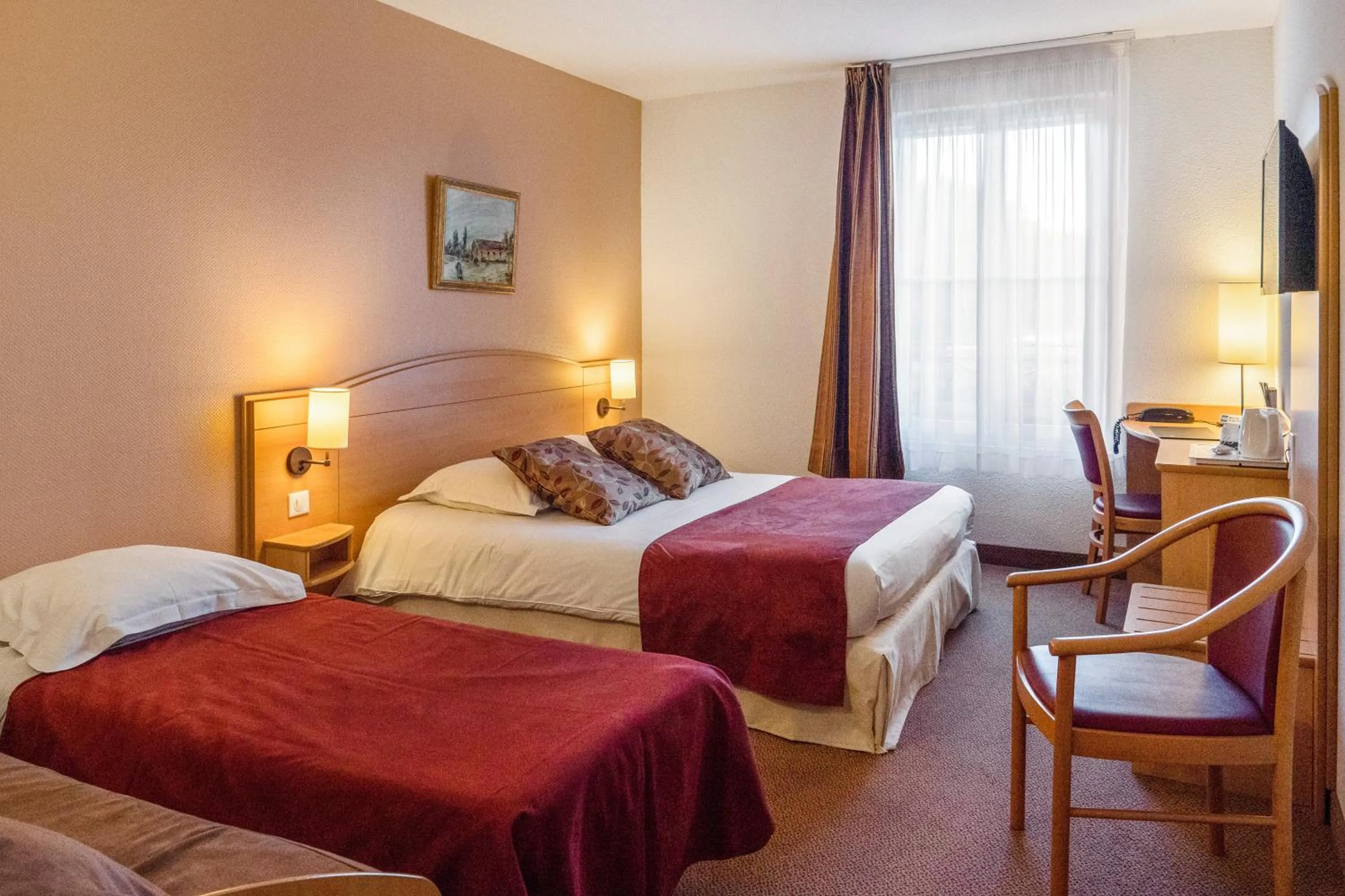 Family Room (2 Adults + 2 Children) in Brit Hotel Châteaudun