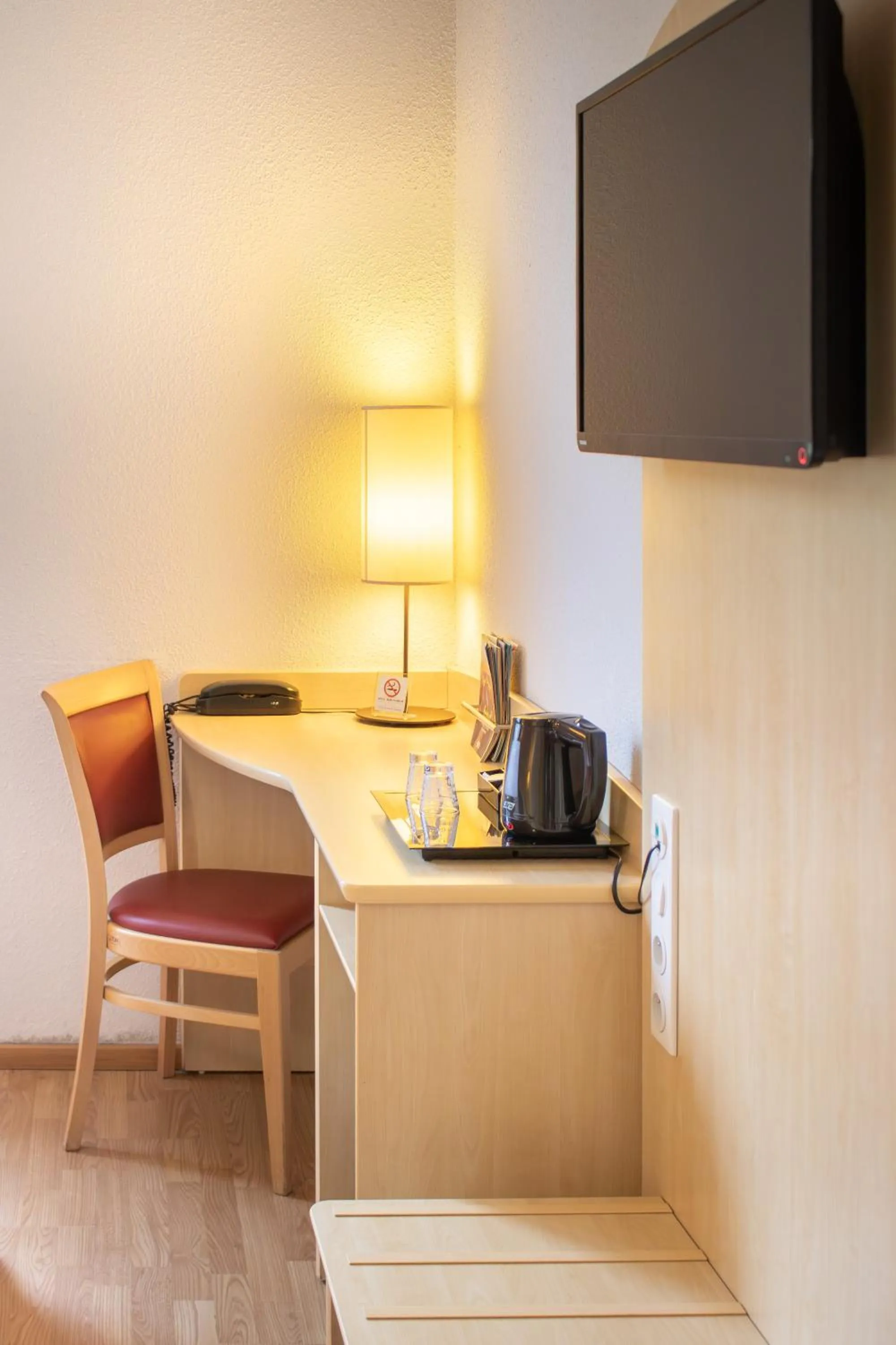 Twin Room in Brit Hotel Châteaudun