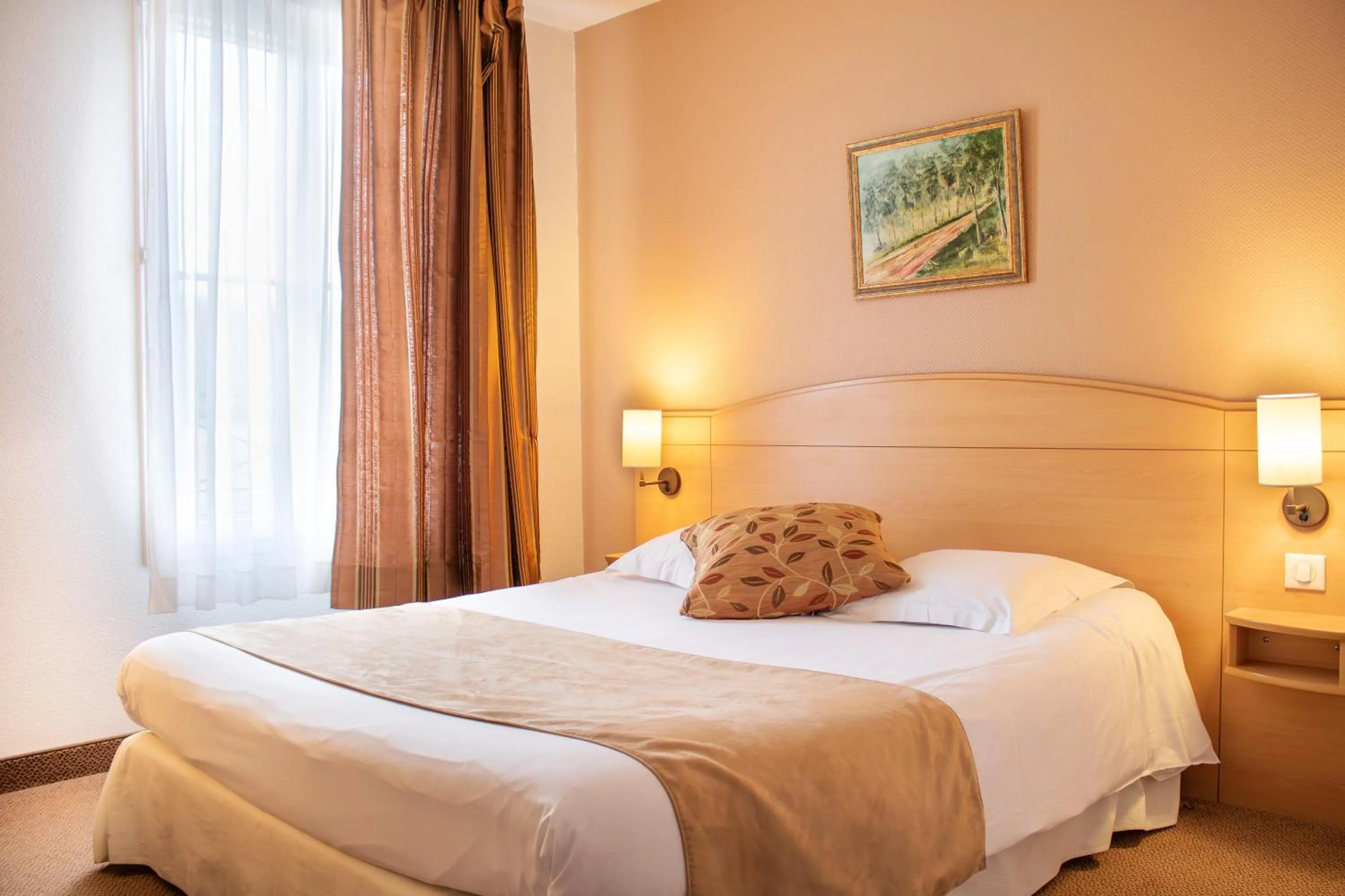 Family Room with Private Bathroom in Brit Hotel Châteaudun