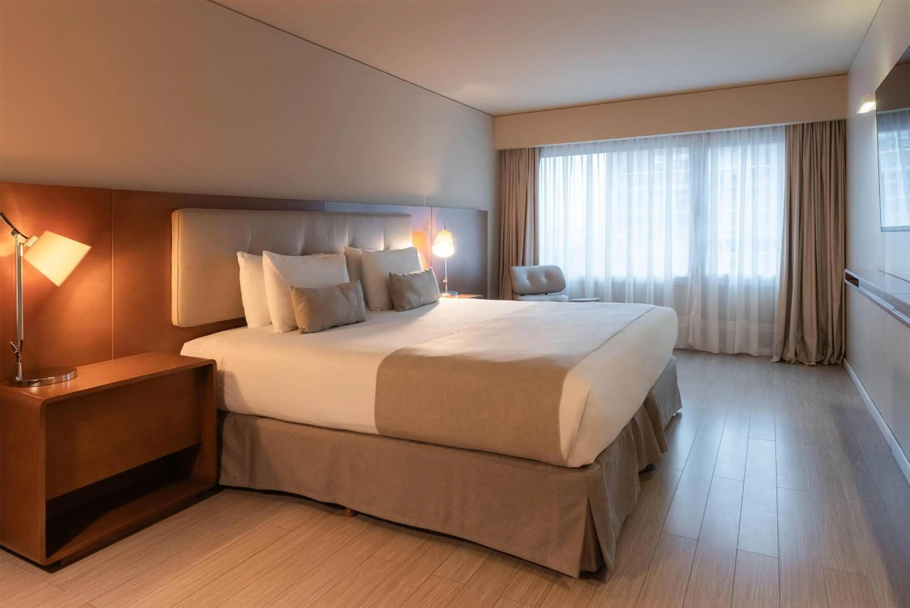 Classic King Room - single occupancy in Dazzler by Wyndham Montevideo