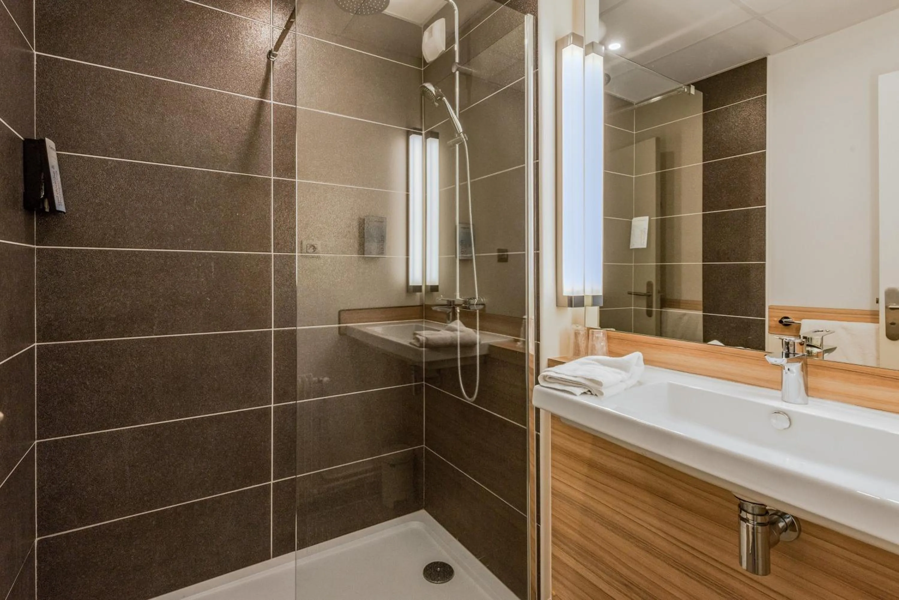 Standard Room - 1 Double Bed 1 Single Bed in Campanile Chartres Centre - Gare - Cathédrale