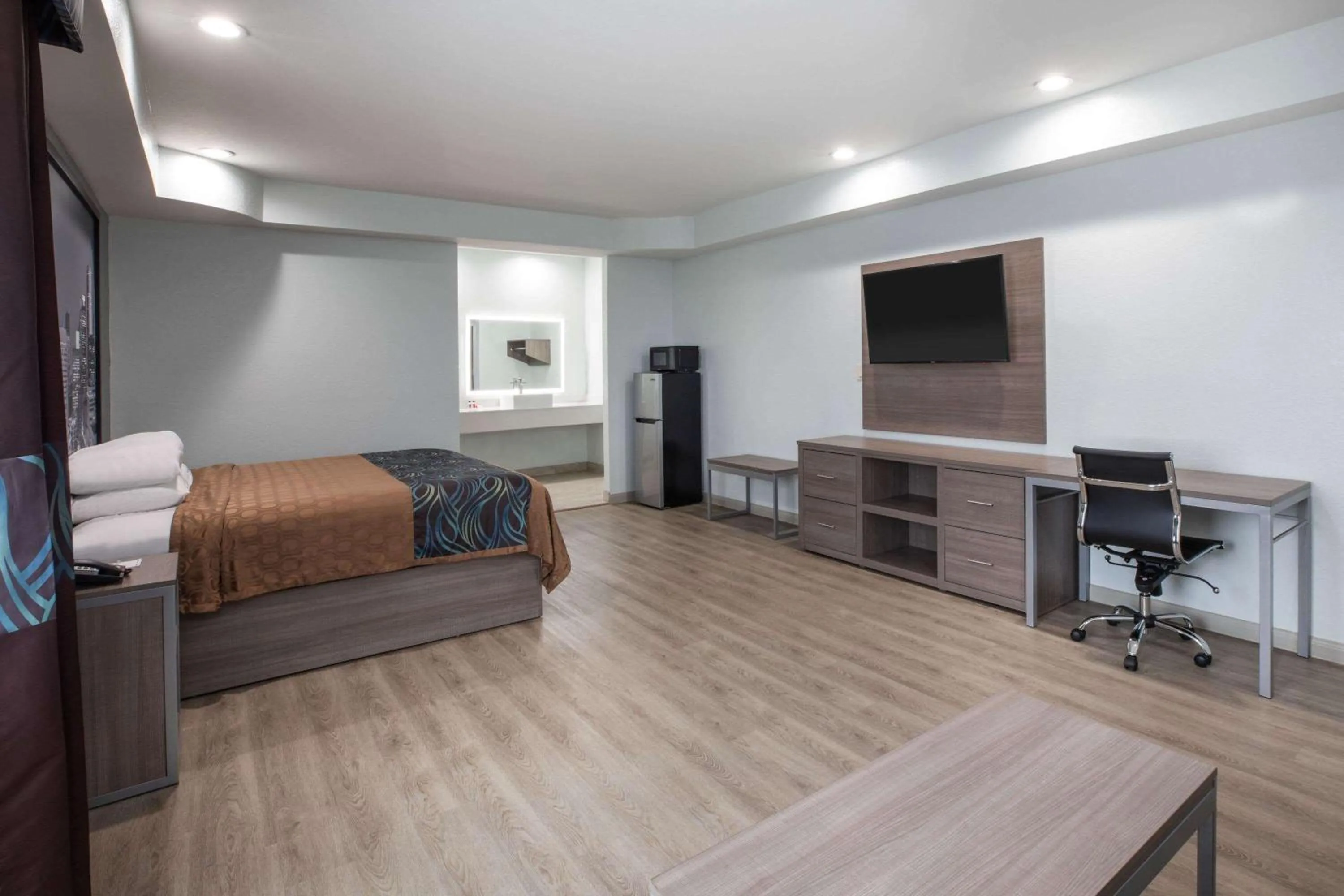 King Room in Super 8 by Wyndham Humble Houston Fallcreek