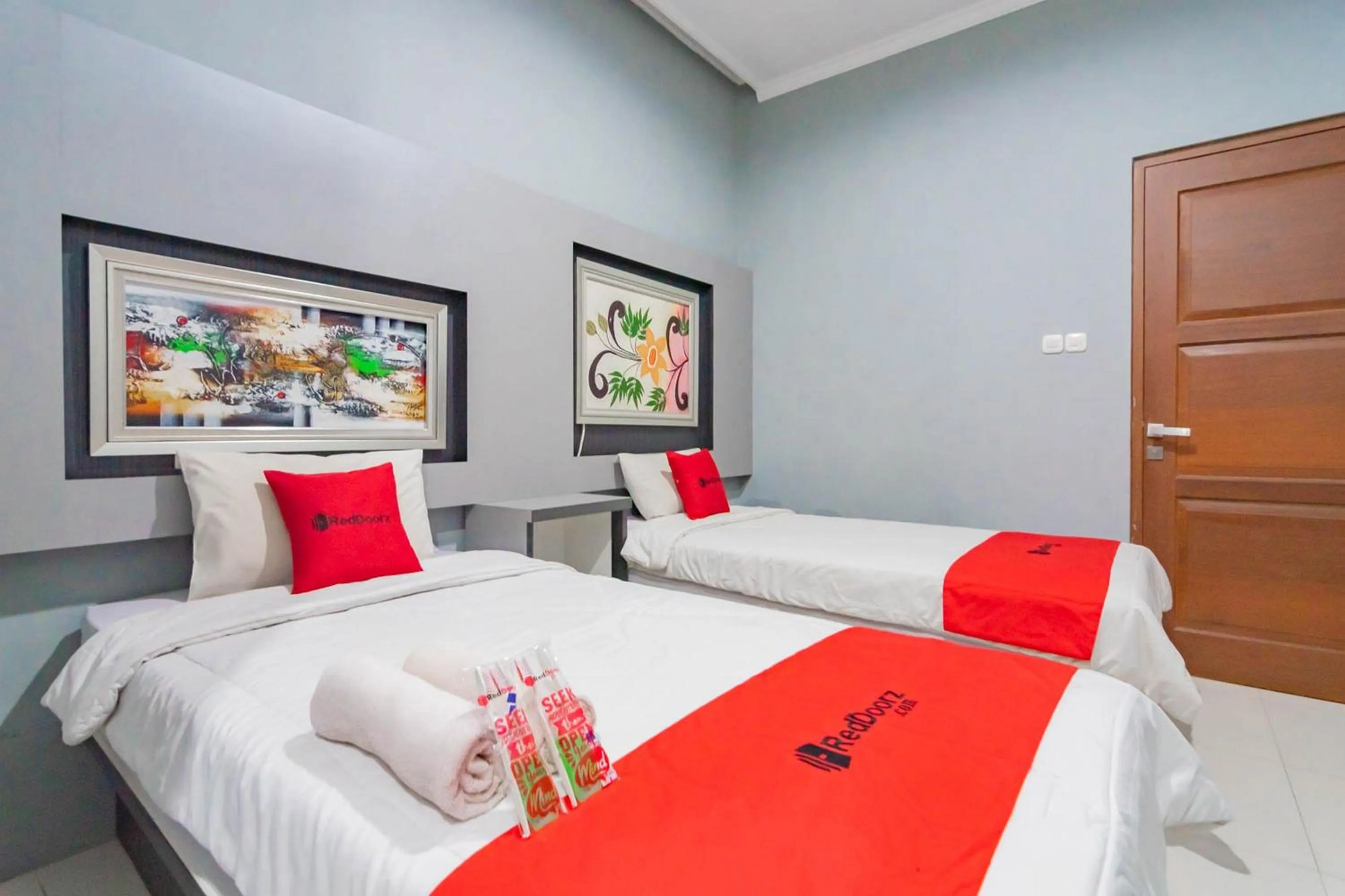 Standard Twin Room in RedDoorz Resort Premium @ Sangkan Hurip Kuningan