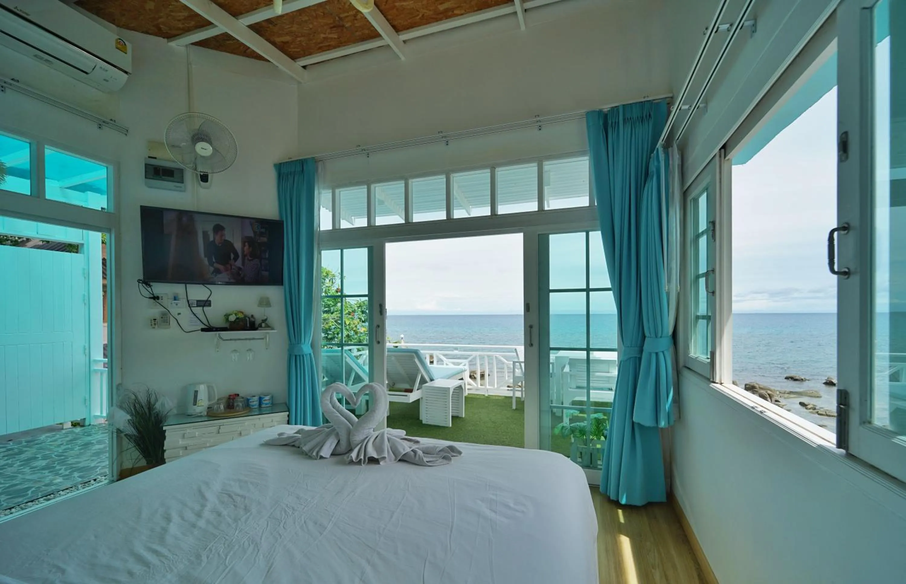 Honeymoon Suite with Sea View in DD Hut Koh Tao