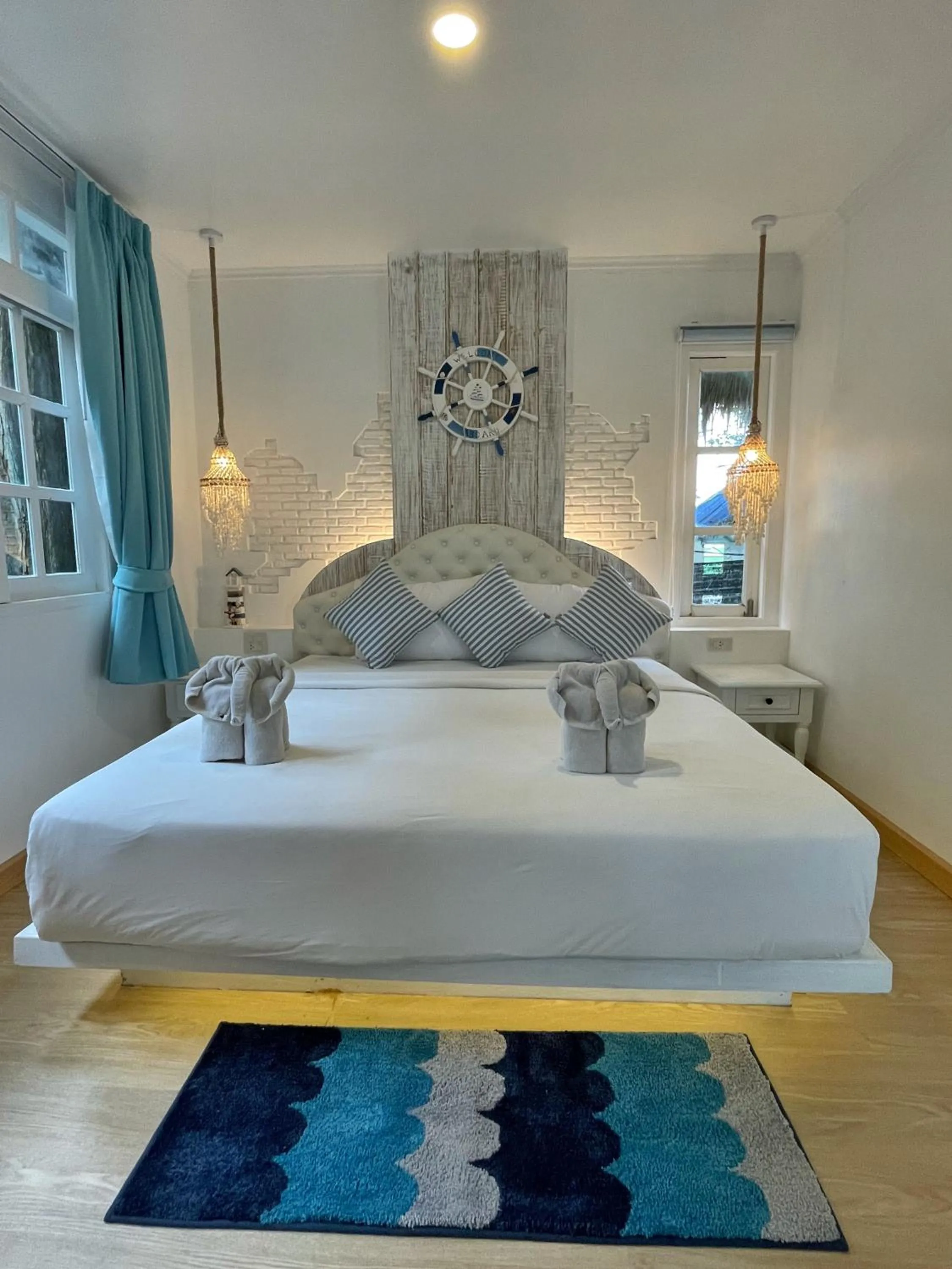 Superior King Room in DD Hut Koh Tao