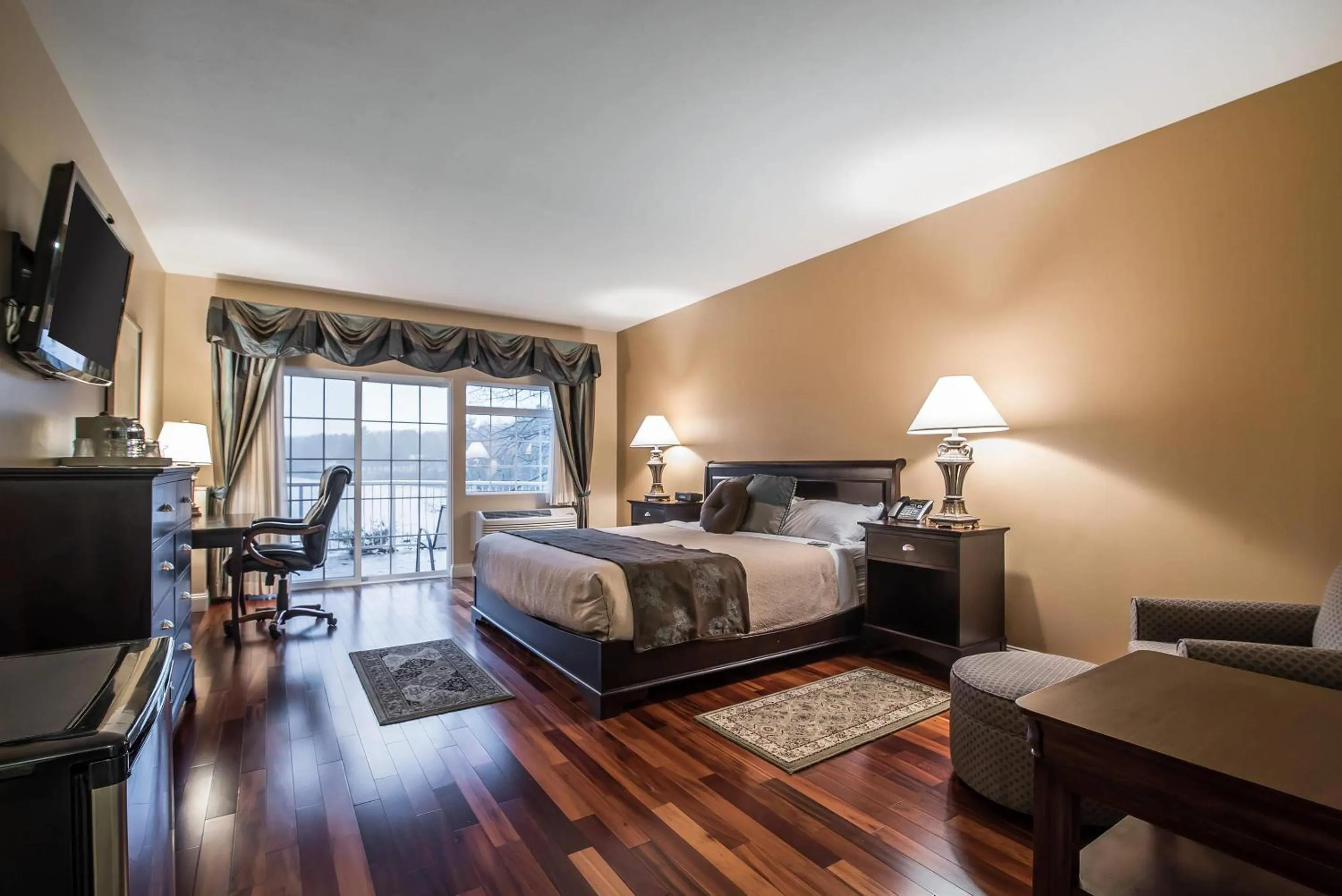 Deluxe King Room - Non-Smoking in Riverside Hotel, an Ascend Collection Hotel