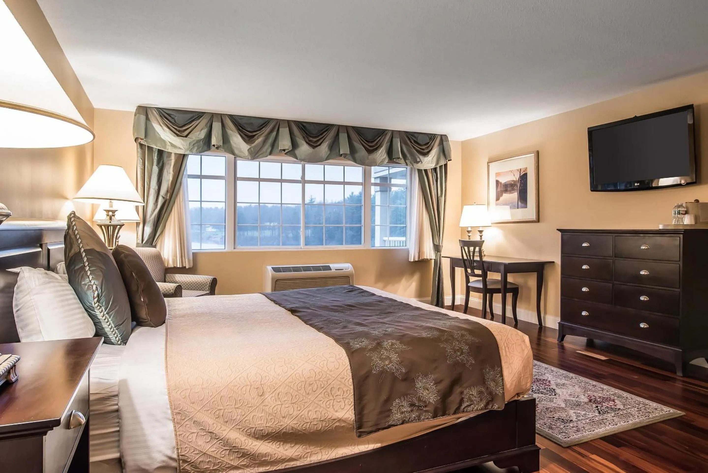 Standard King Room - Non-Smoking  in Riverside Hotel, an Ascend Collection Hotel