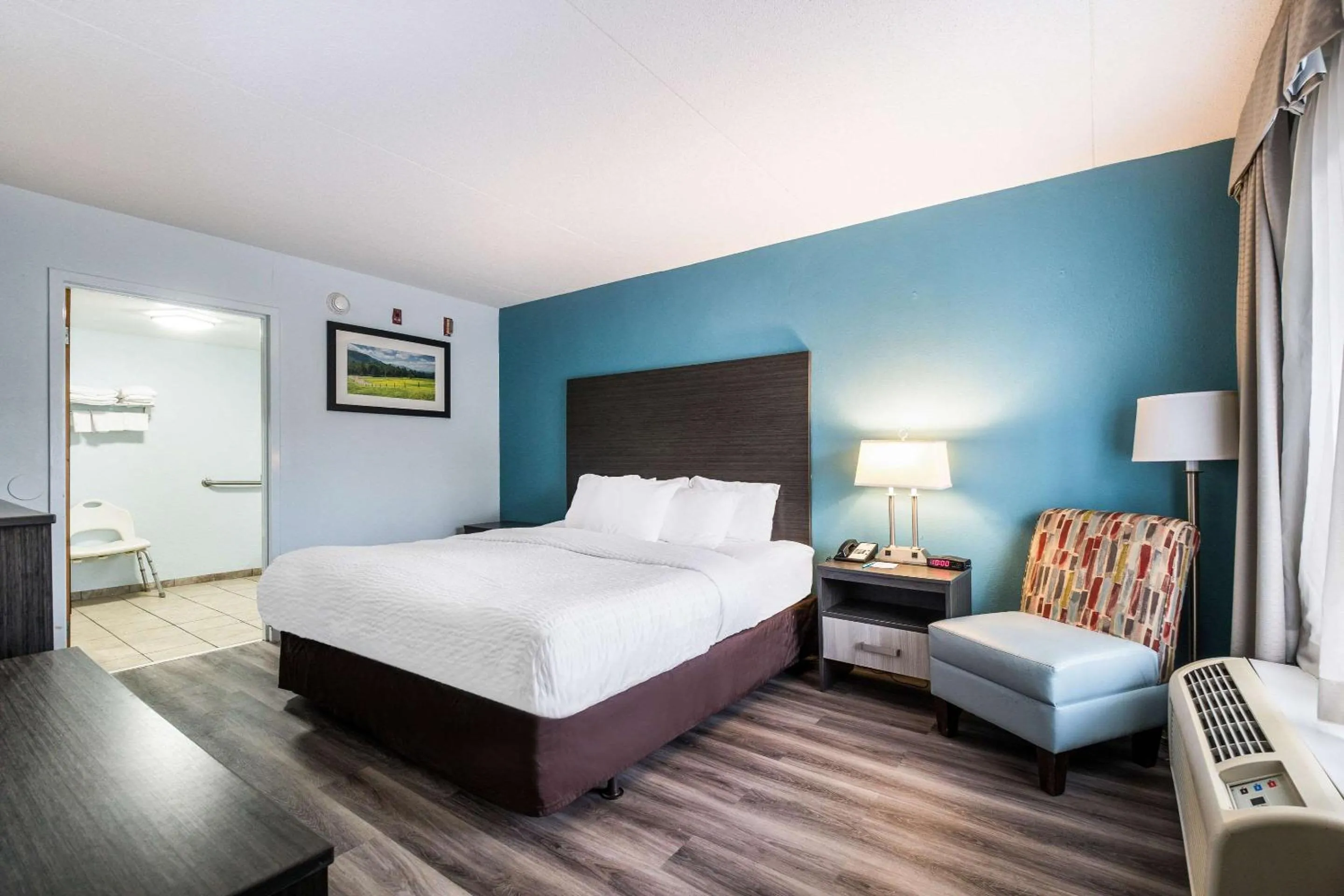 King Room - Disability Access/Non-Smoking in Clarion Inn Cleveland near University