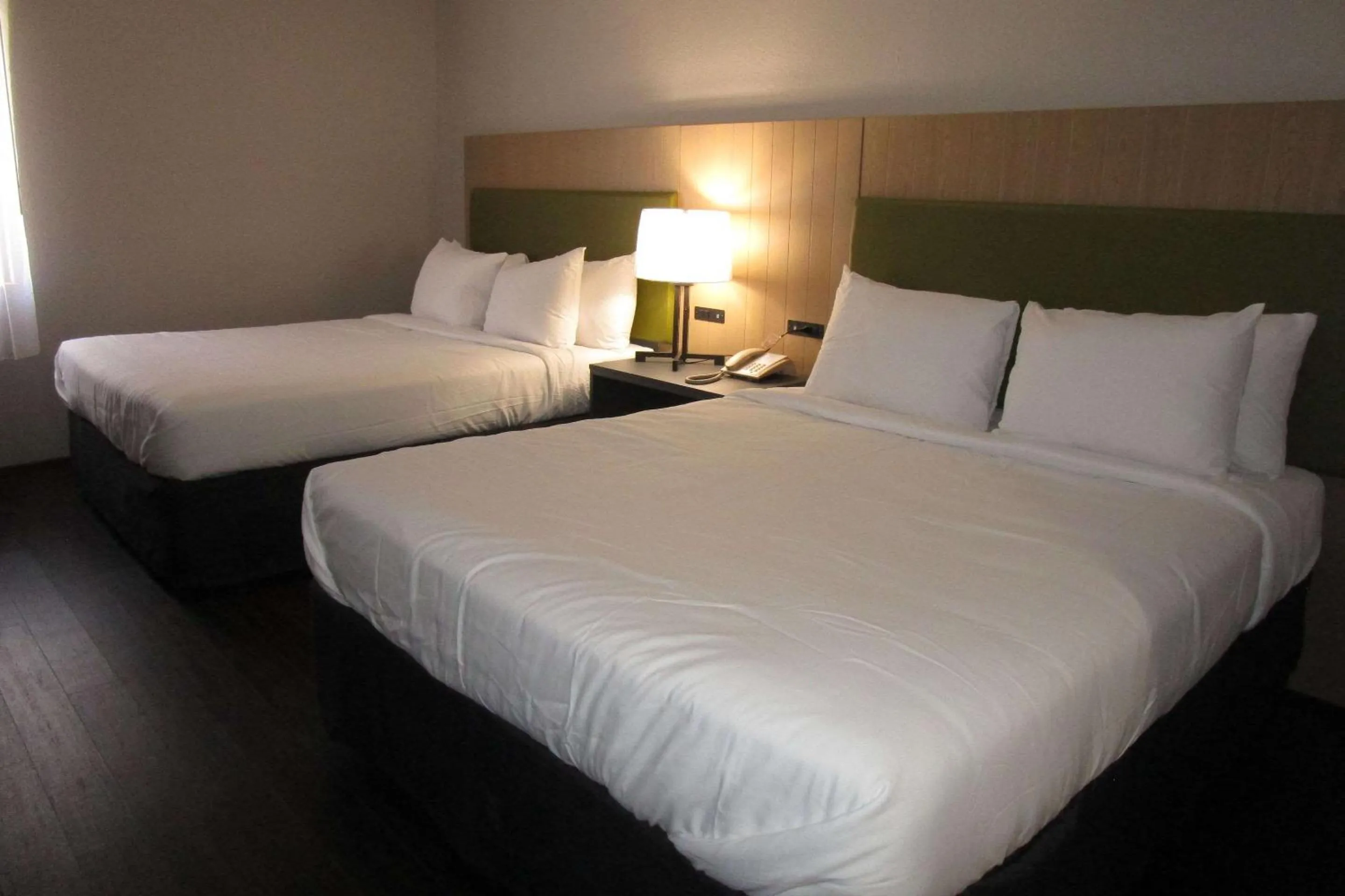 2 Queen Beds  in Country Inn & Suites by Radisson, Dunbar - Charleston