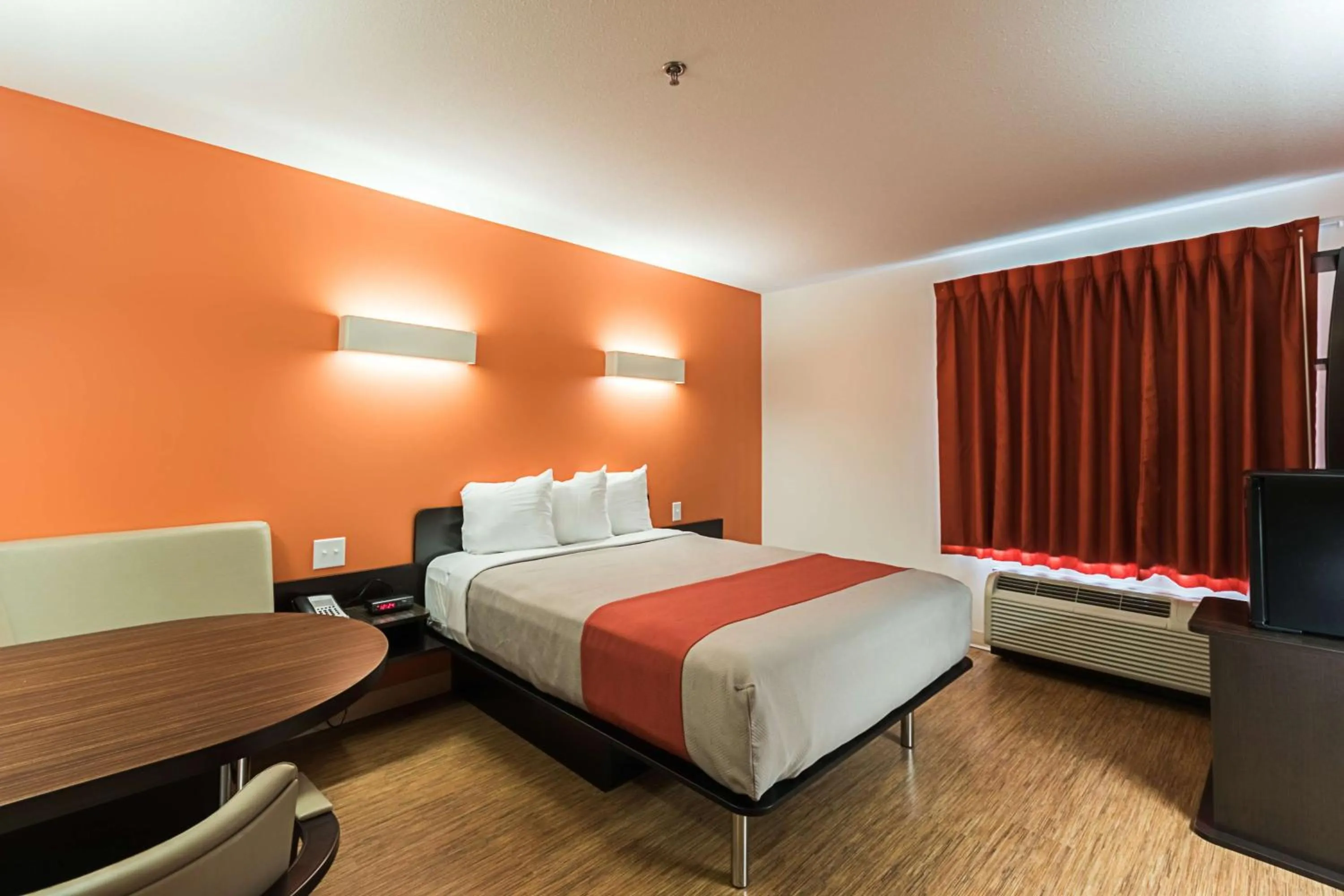 Queen Room - Disability Access - Non-Smoking in Motel 6-Moosomin, SK