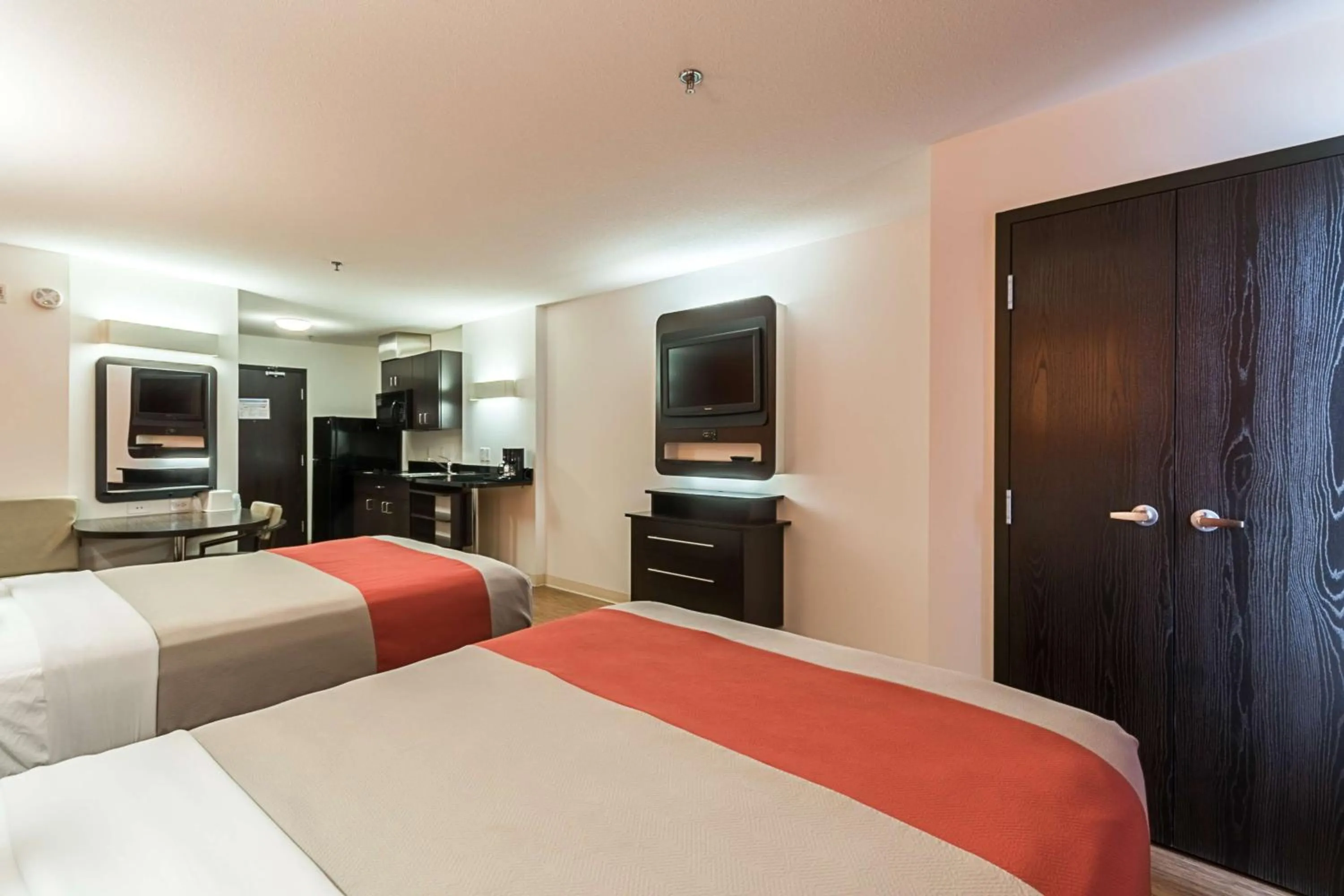 Deluxe Queen Room with Two Queen Beds - Non-Smoking in Motel 6-Moosomin, SK