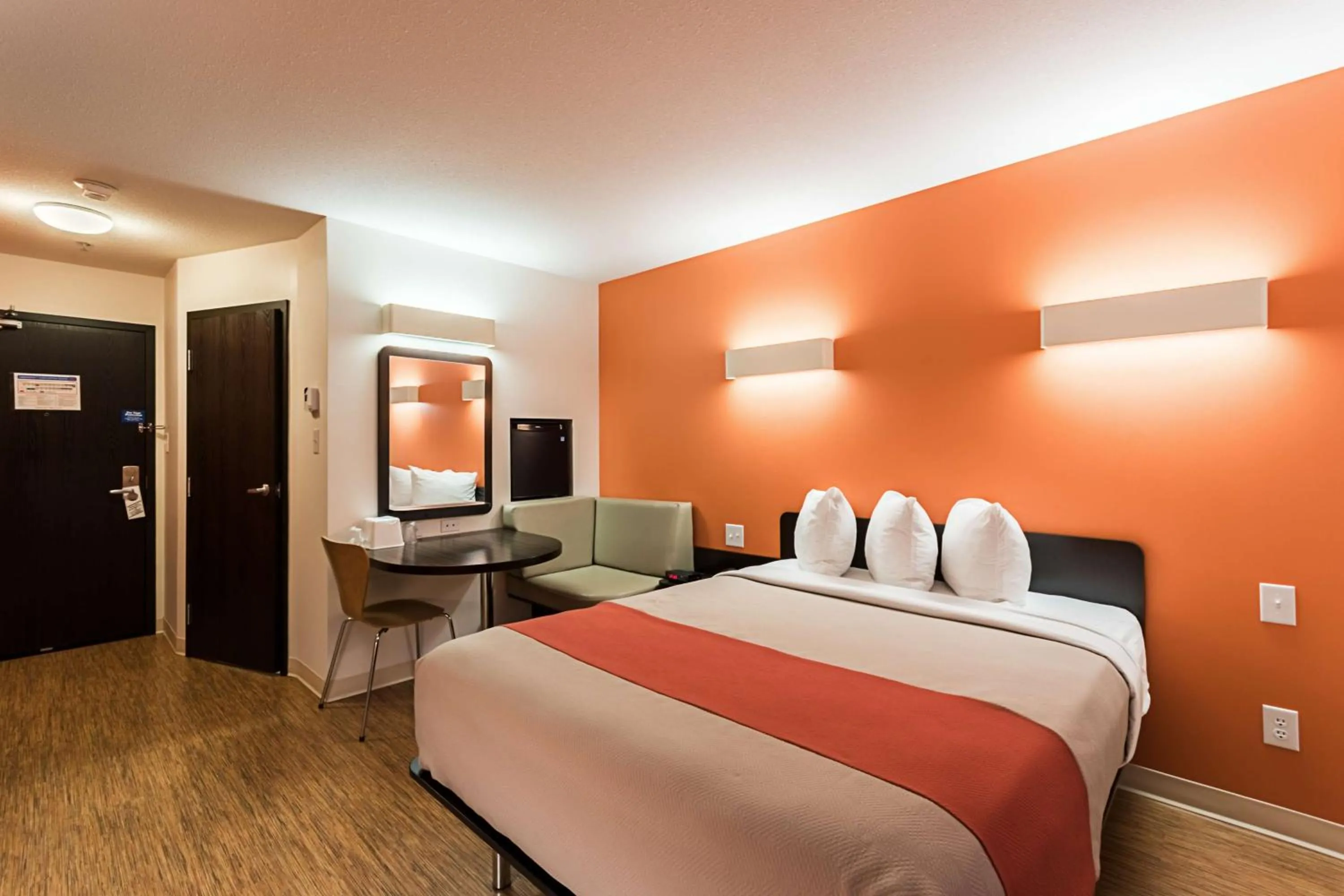 Deluxe King Room - Non-Smoking in Motel 6-Moosomin, SK