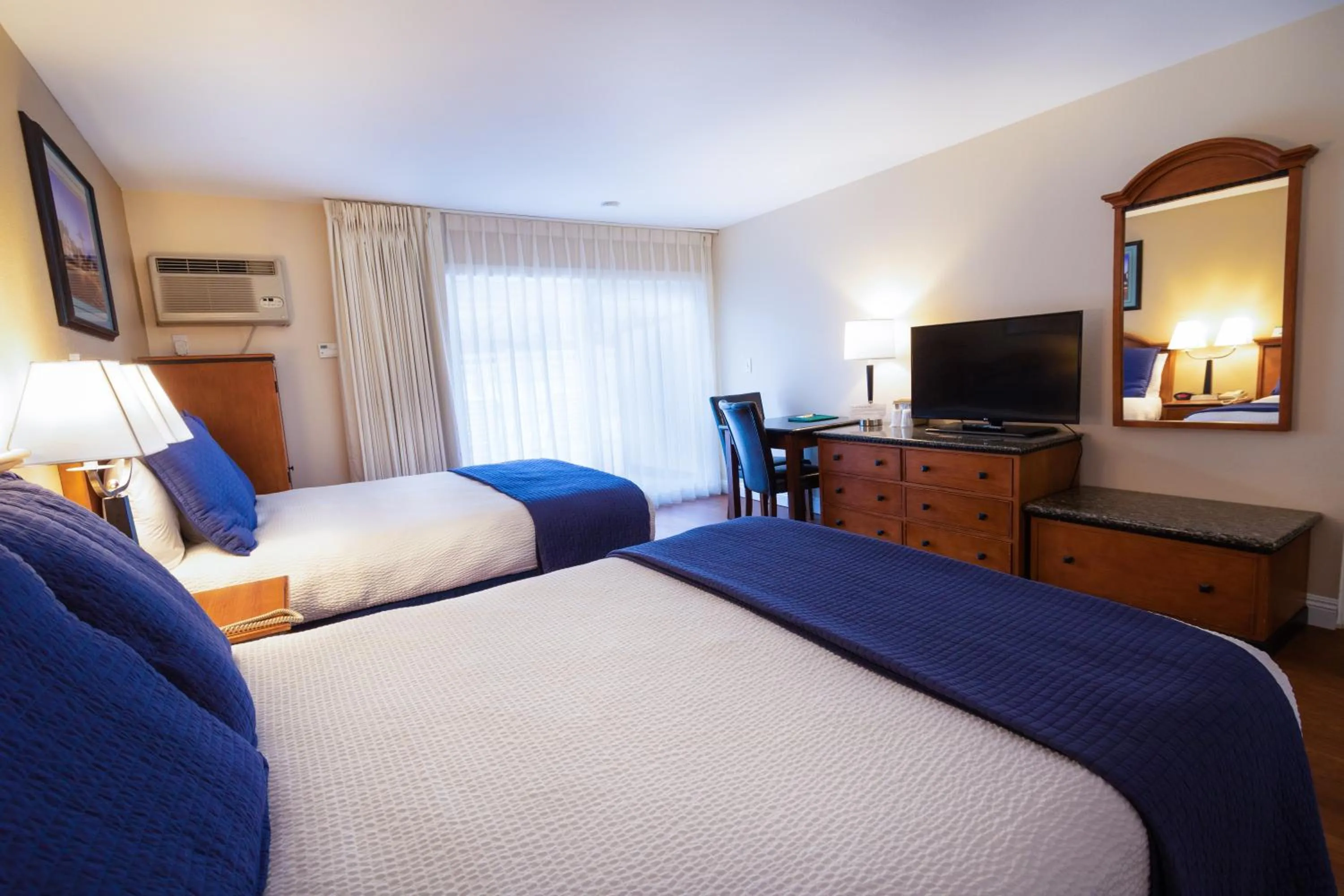 Deluxe Queen Room with Two Queen Beds in Pea Soup Andersen's Inn