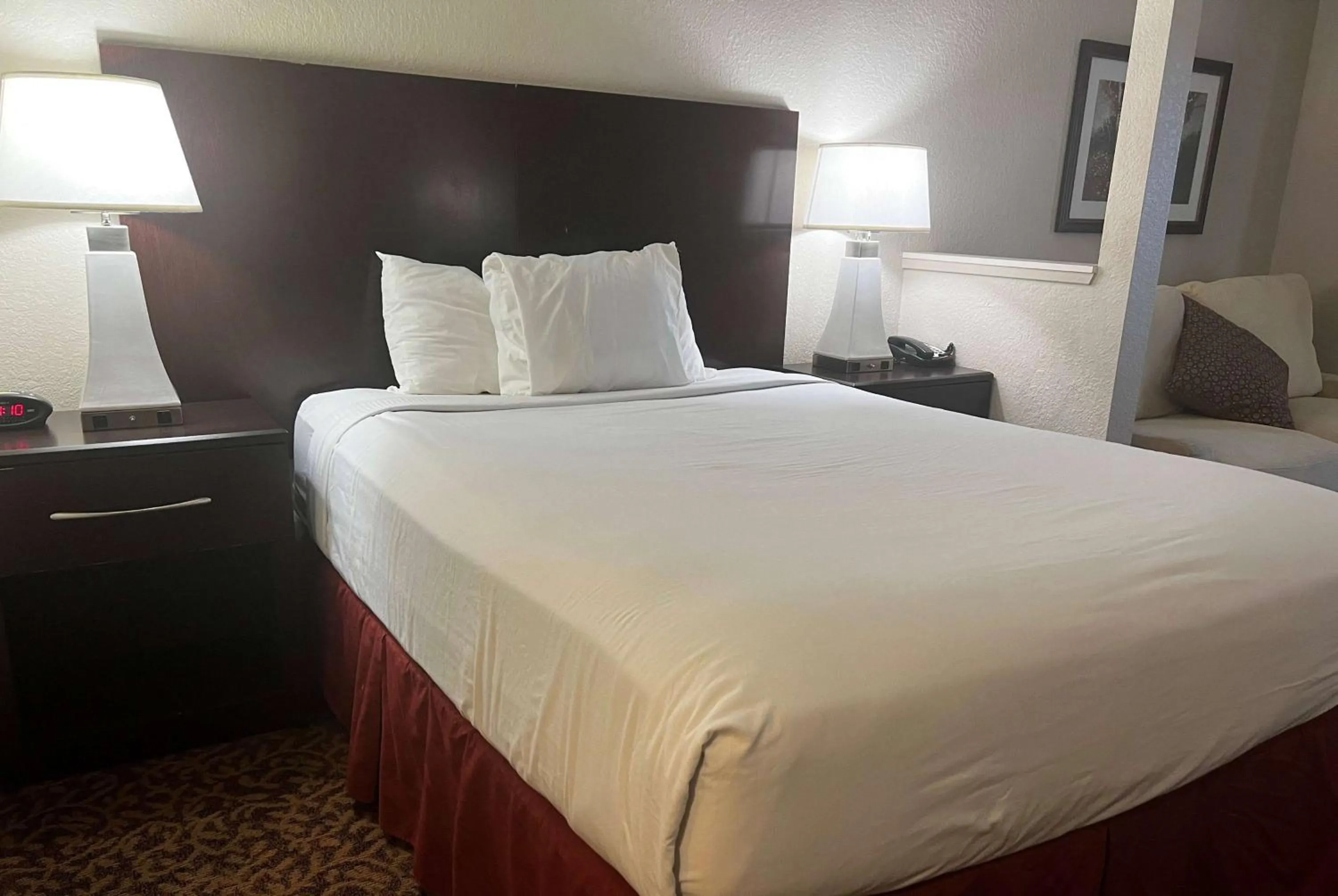 King Room with Mobility/Hearing Access Bathtub w/ Grab Bars - Non-Smoking in Baymont by Wyndham Houston/Westchase