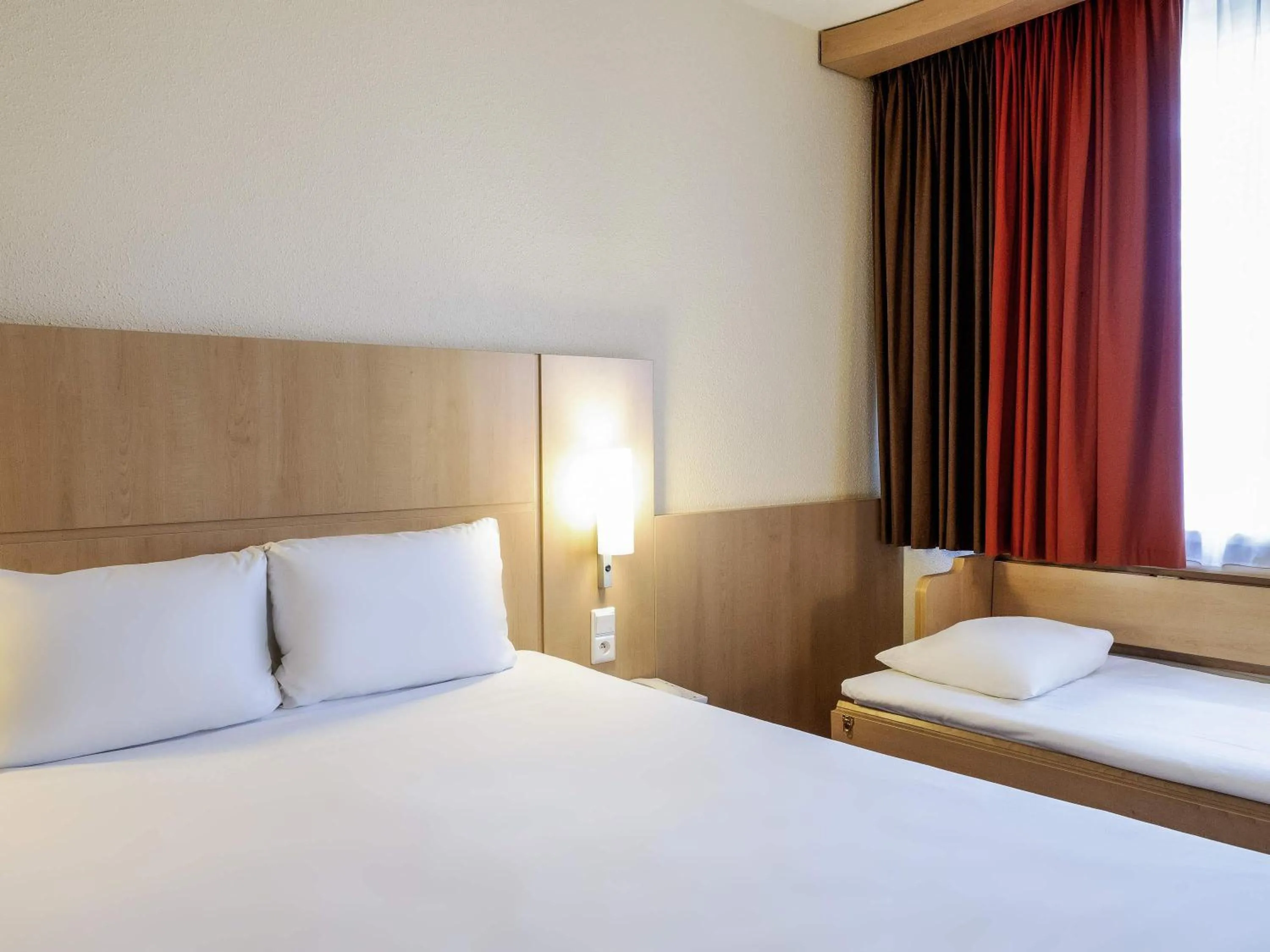 Standard Room with One Double Bed and One Single Bed in ibis Toulouse Aeroport