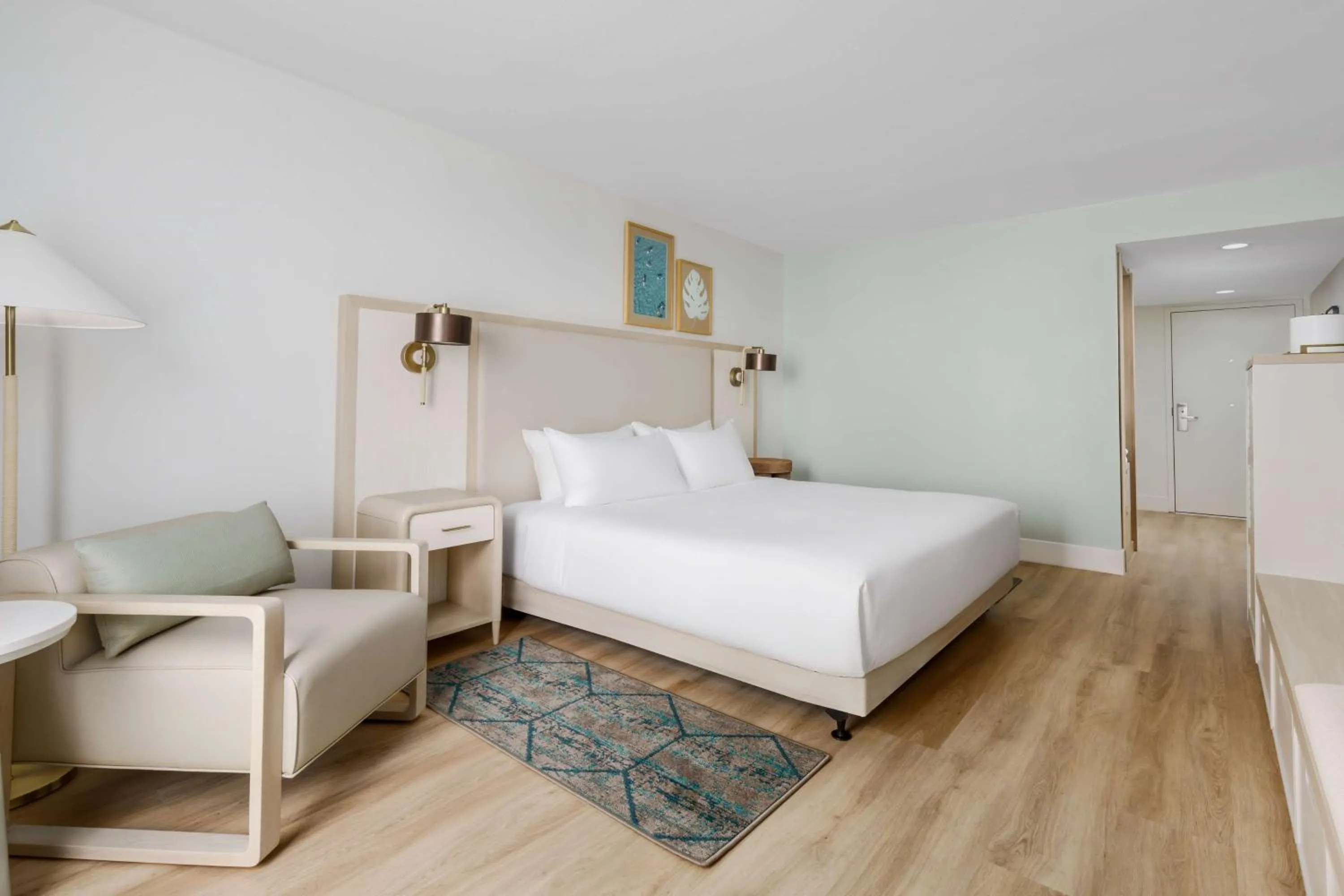 King Room with Roll-In Shower - Disability Access in Beal House Fort Walton Beach, Tapestry Collection By Hilton