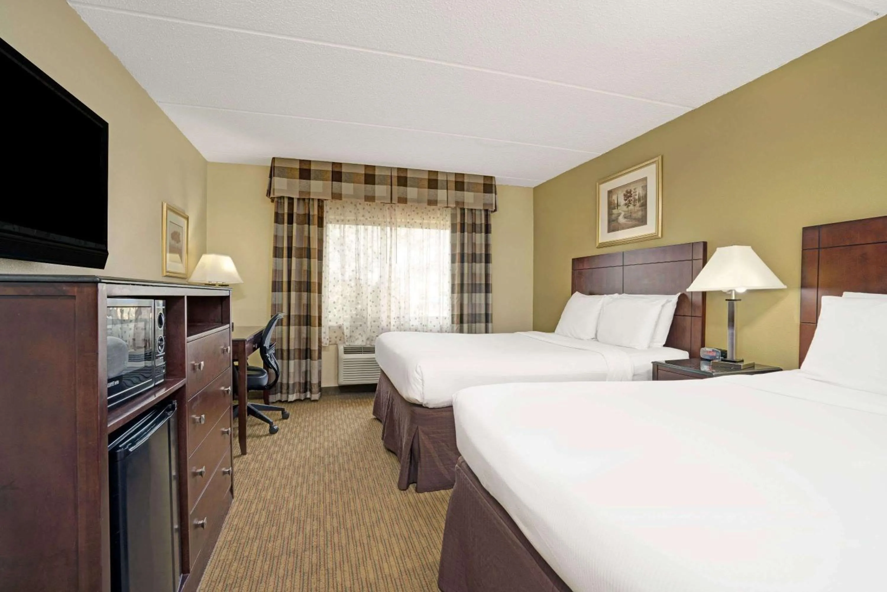 2 Queen Beds, Mobility Accessible Room, Non-Smoking in Super 8 by Wyndham Monticello