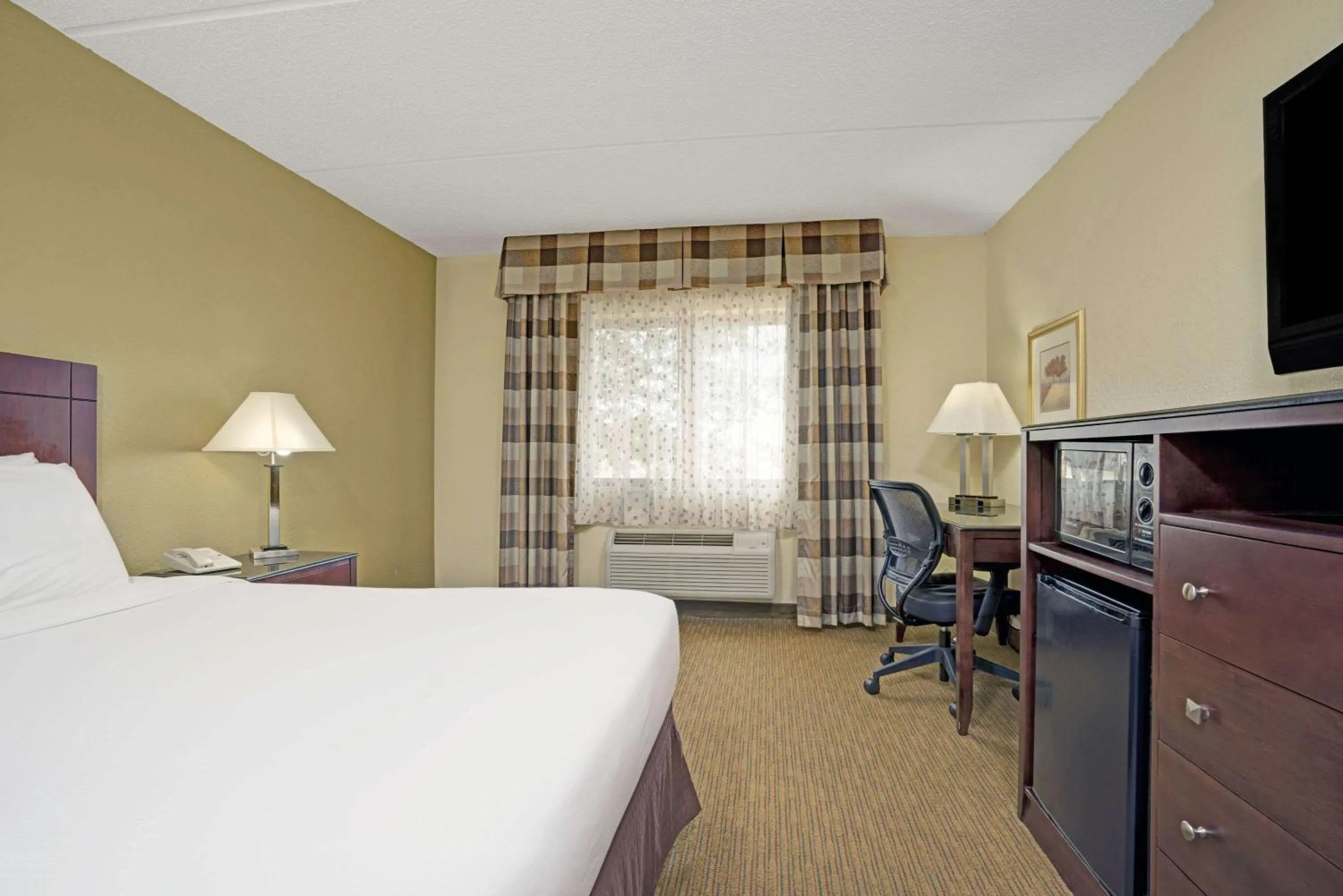 Queen Room - Mobility Access/Non-Smoking in Super 8 by Wyndham Monticello