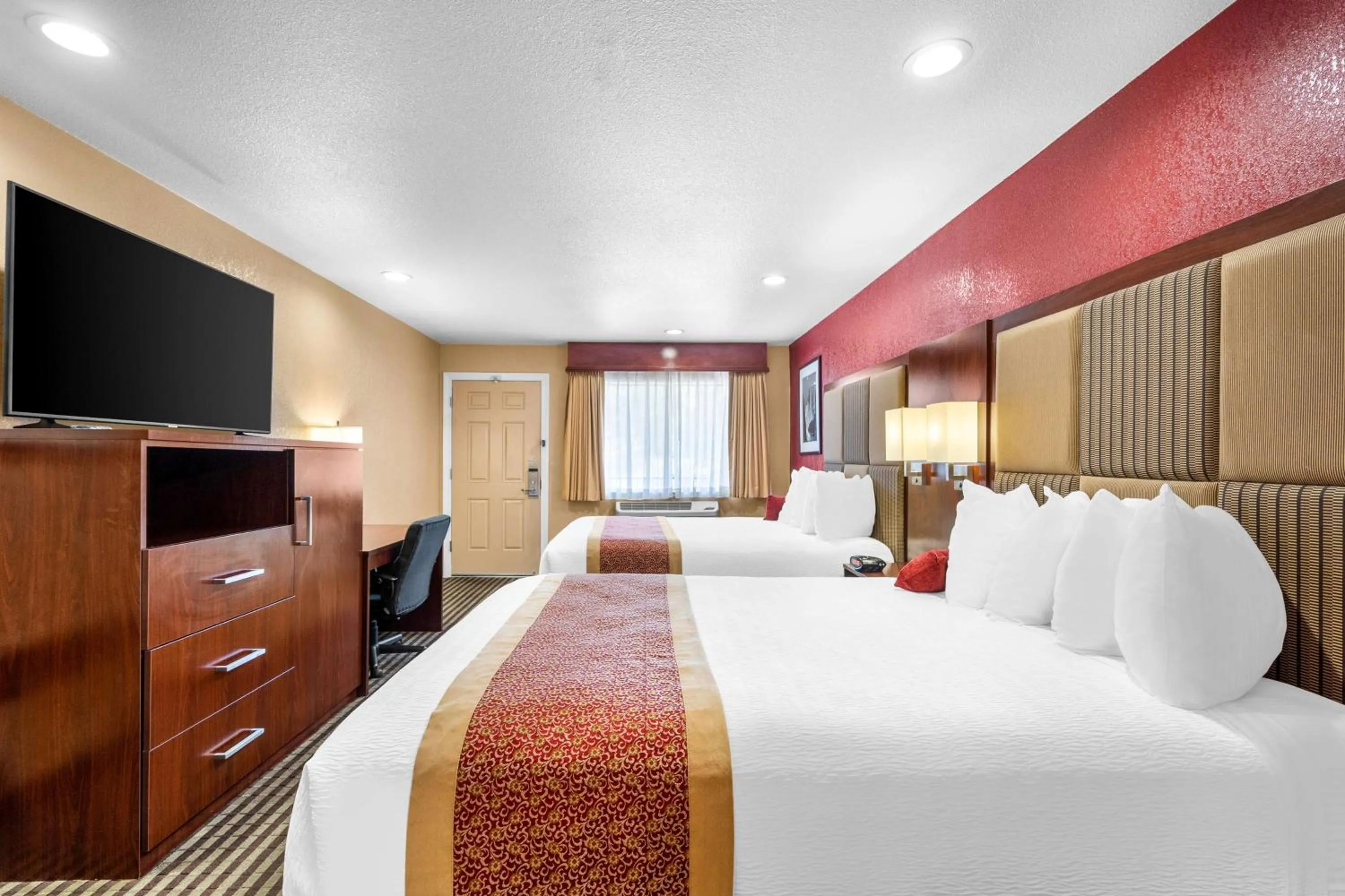 Queen Room with Two Queen Beds in Best Western Plus Yosemite Way Station