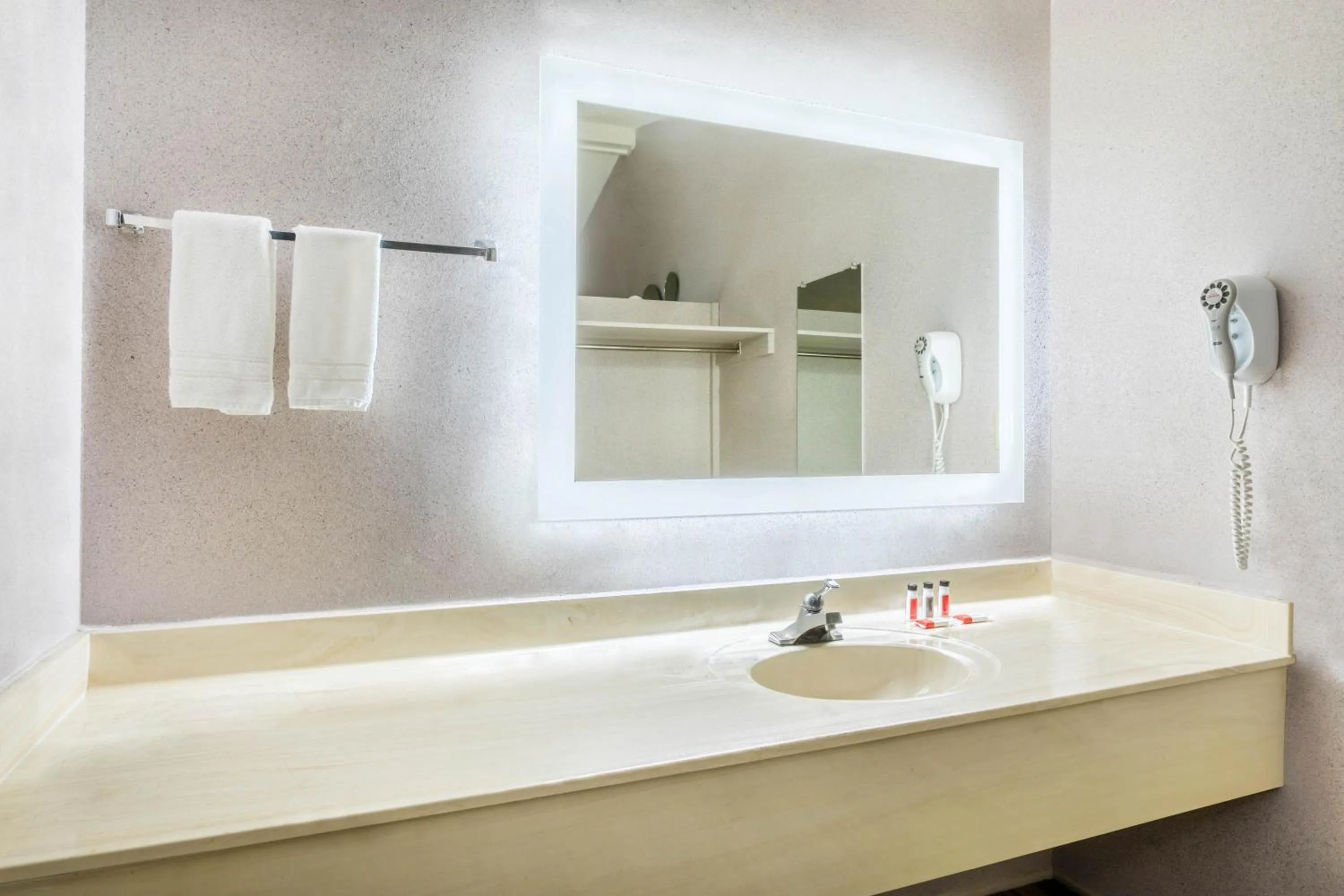 Deluxe Double Room with Two Double Beds - Disability Access - Non-Smoking in Howard Johnson by Wyndham Phoenix Airport/Downtown Area