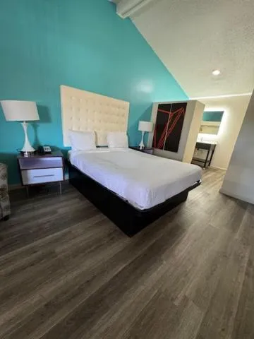 King Room - Non-Smoking in Howard Johnson by Wyndham Phoenix Airport/Downtown Area