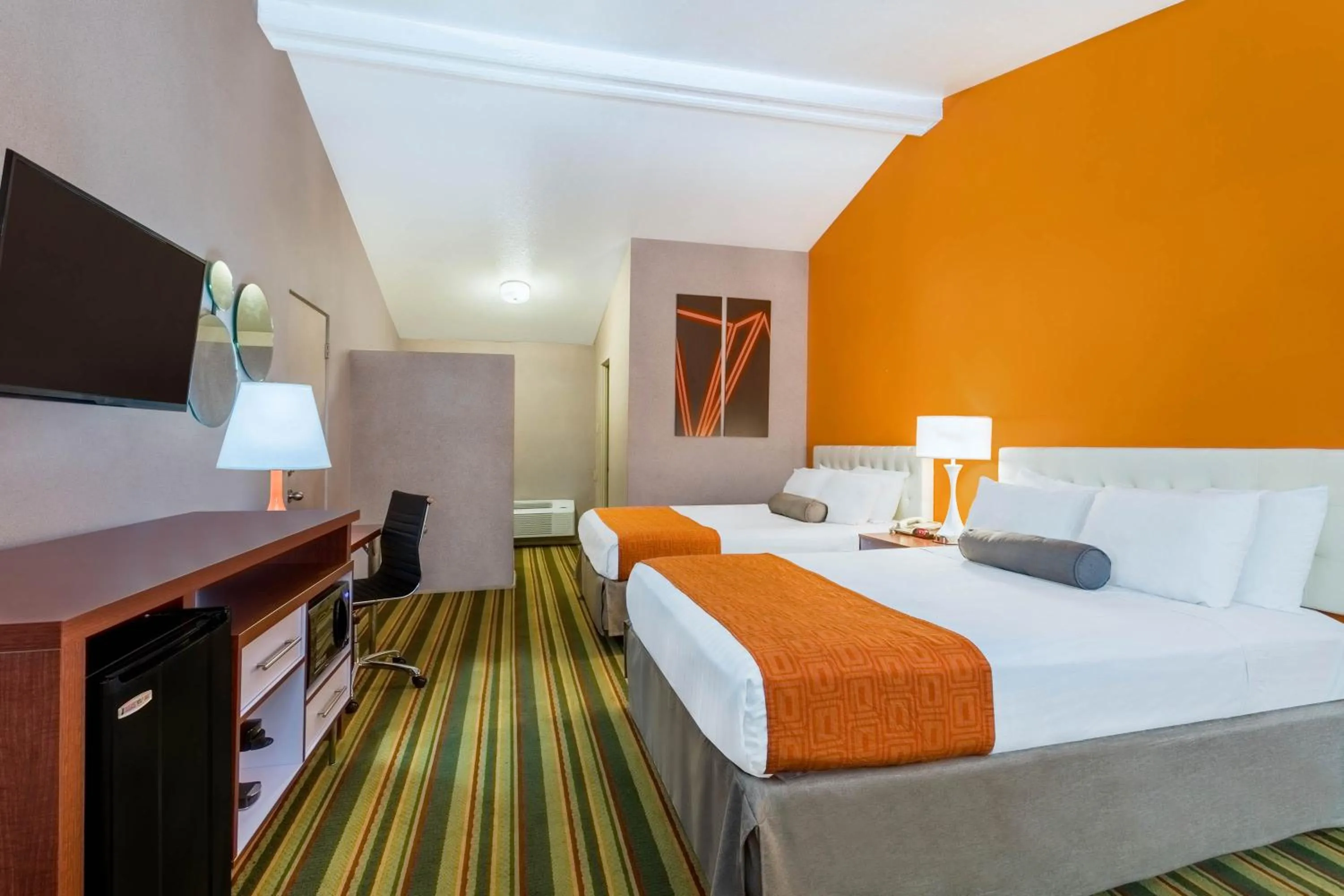 Queen Room with Two Queen Beds - Non-Smoking in Howard Johnson by Wyndham Phoenix Airport/Downtown Area