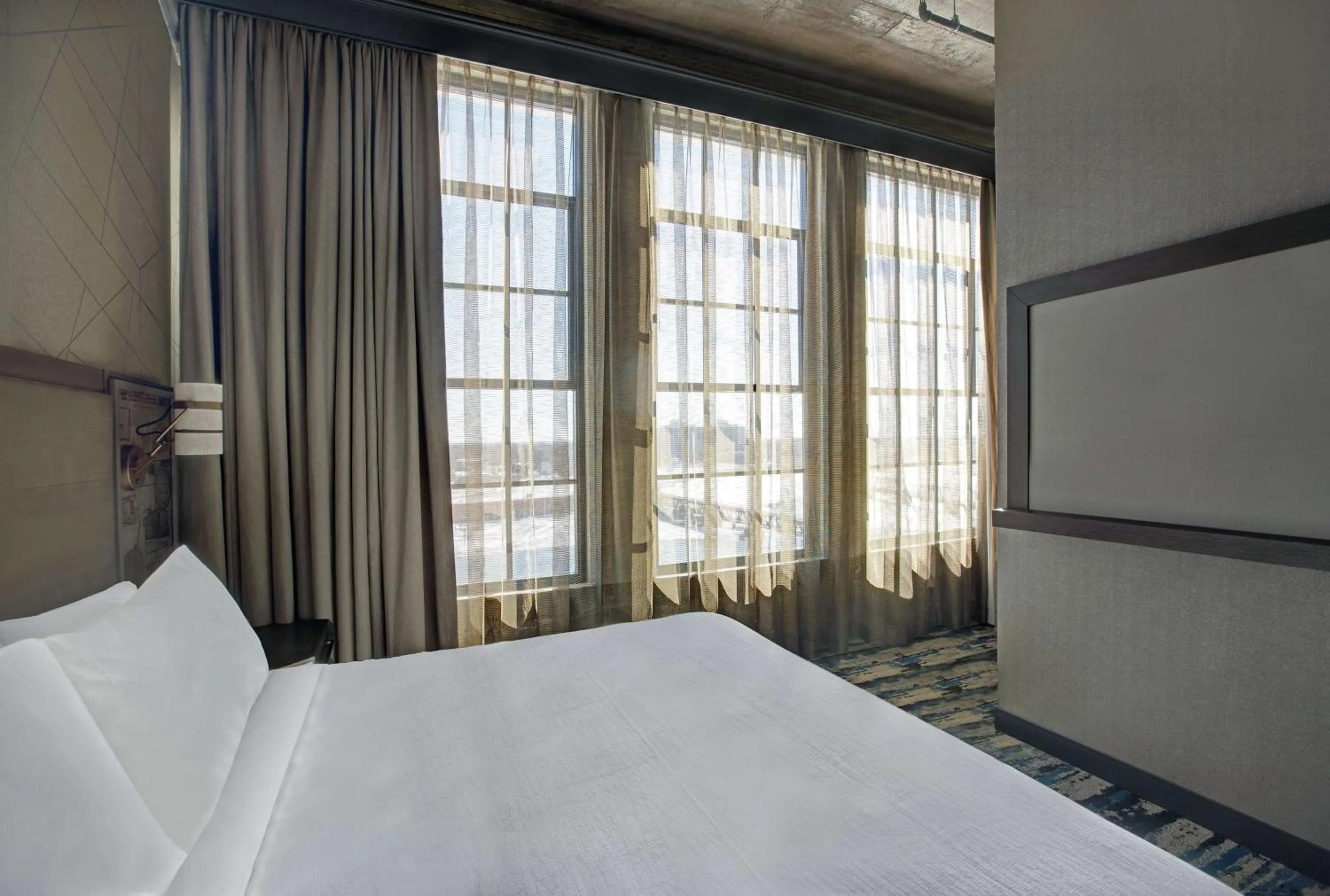 Corner King Suite in Embassy Suites By Hilton Rockford Riverfront