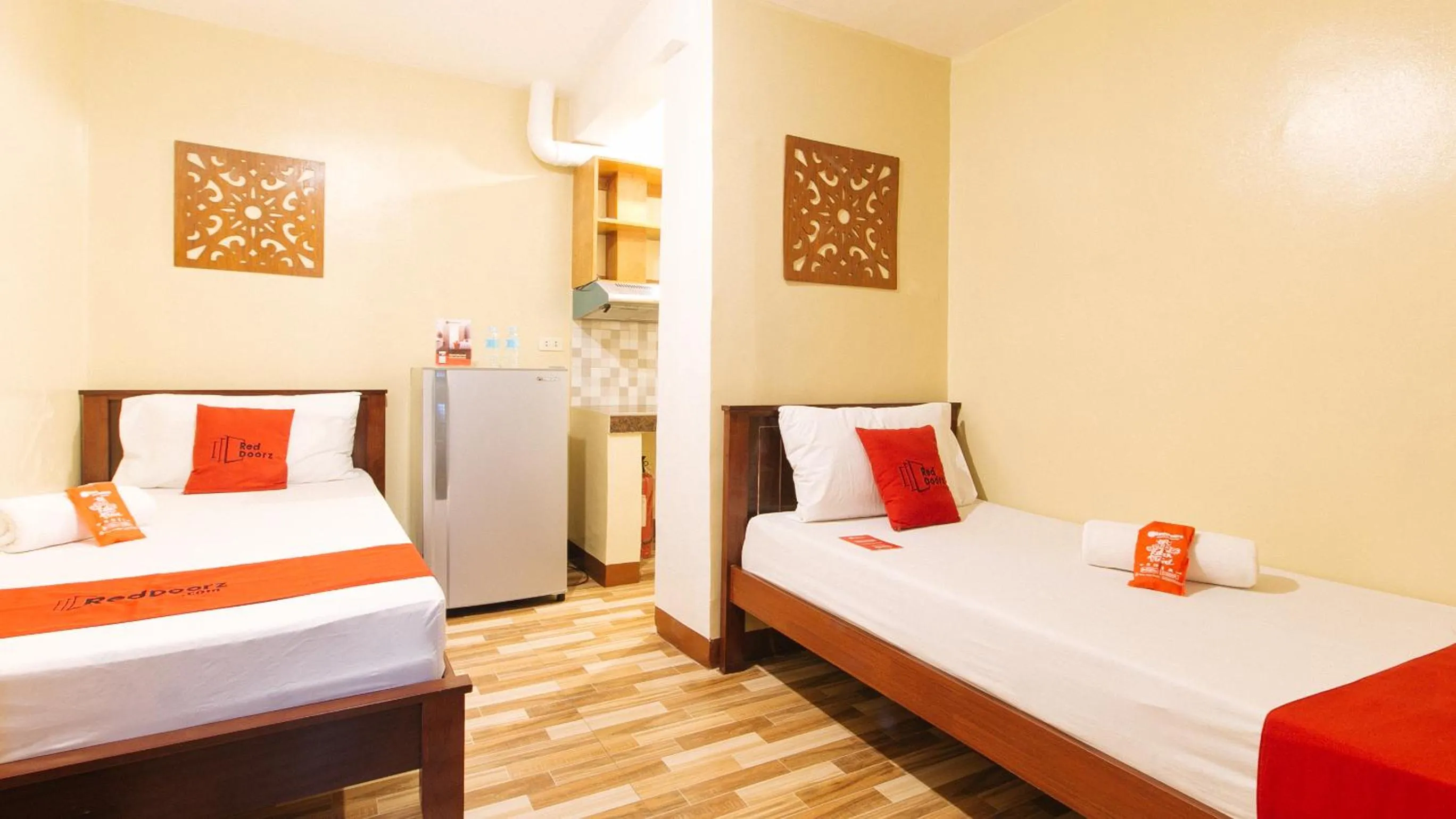 Twin Room in RedDoorz near PNR Espana Station
