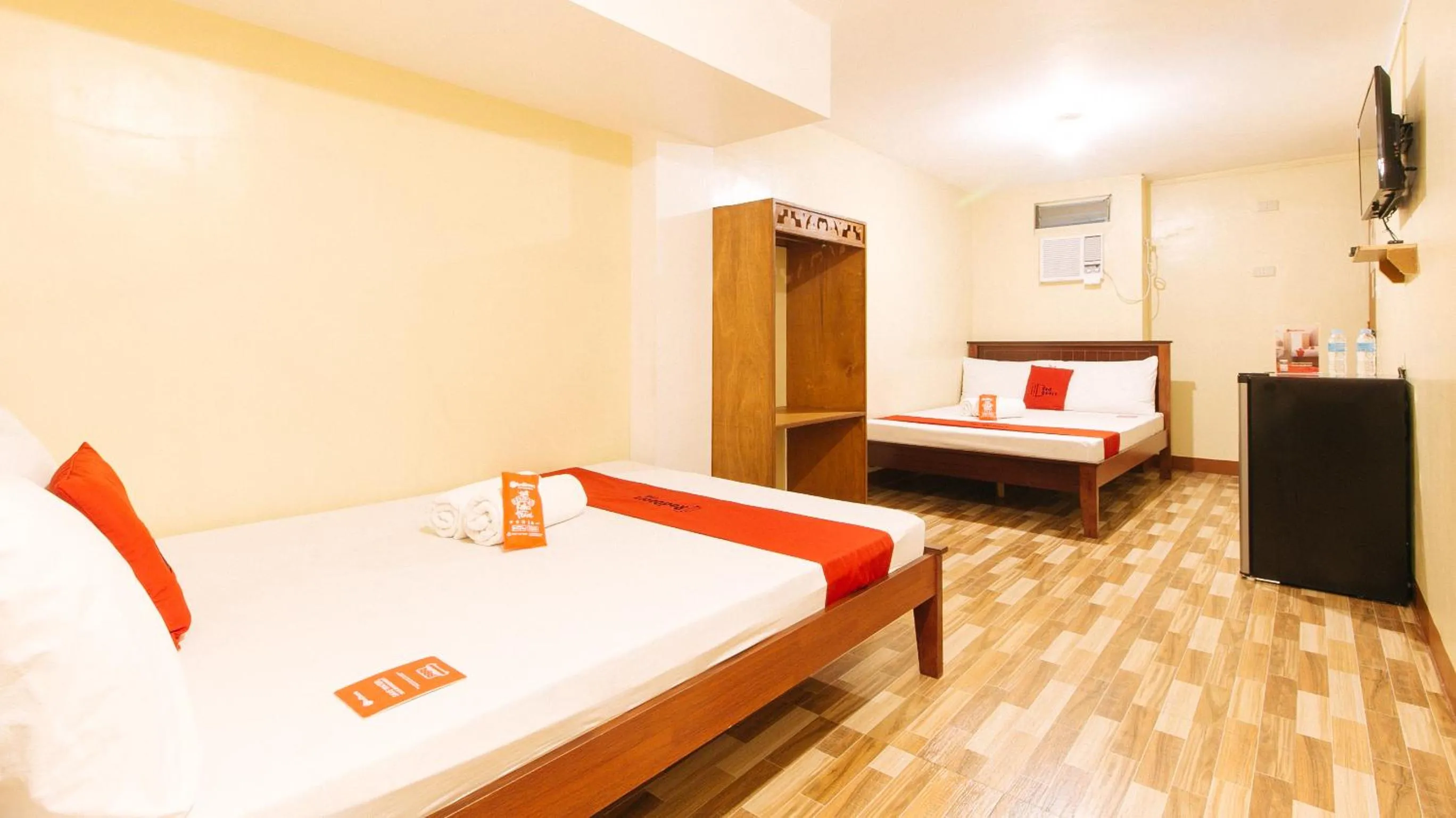 Family Room in RedDoorz near PNR Espana Station