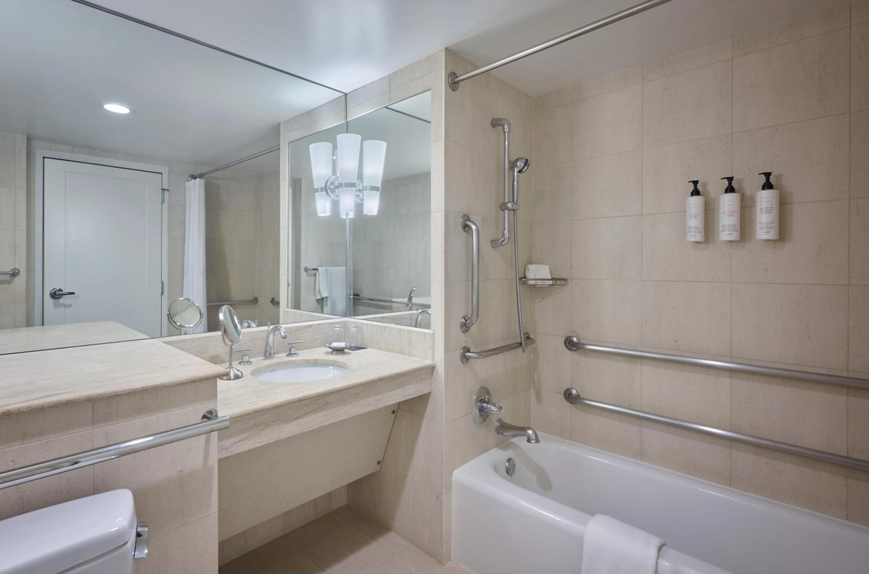 Double Room with Two Double Beds and Bath Tub - single occupancy - Disability Access/Lake View in Swissotel Chicago