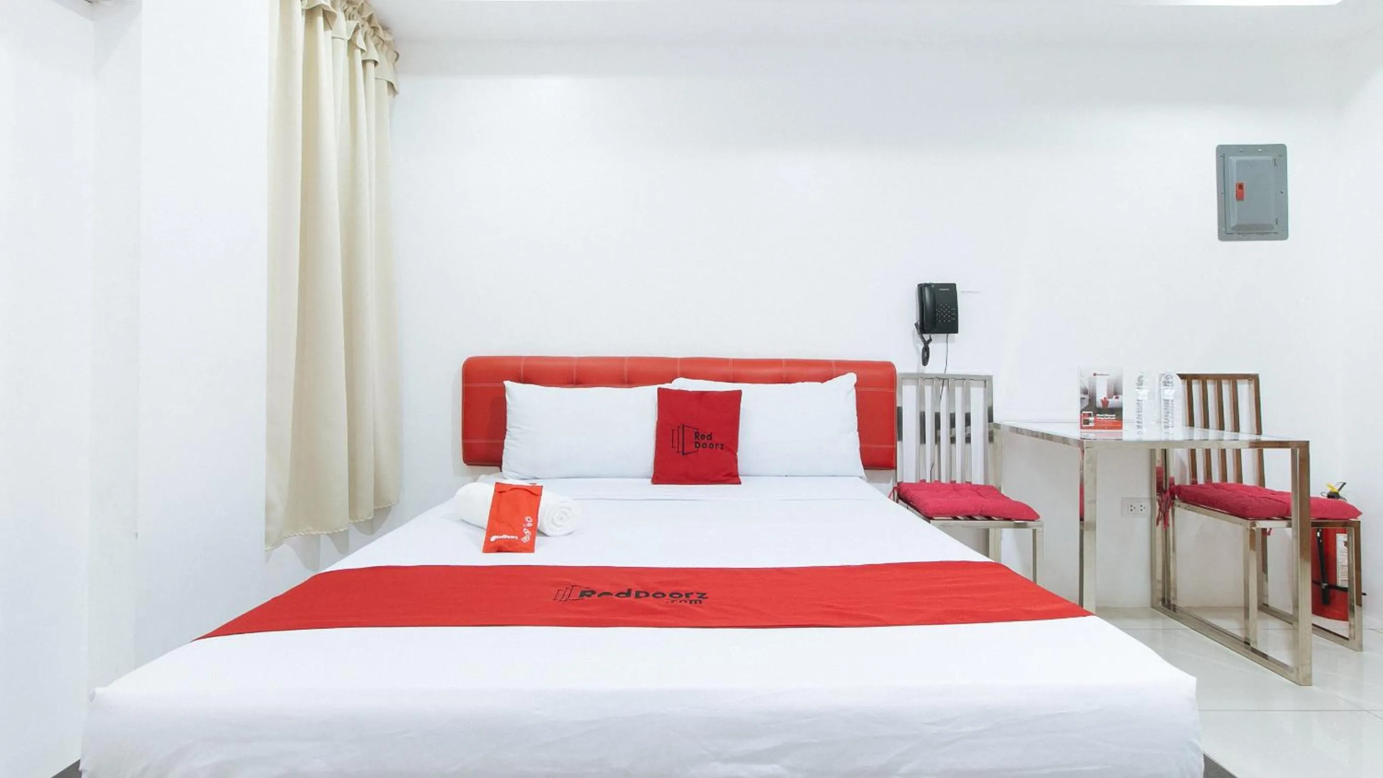 Standard Double Room in RedDoorz at DBuilders Rooms Bangkal Makati
