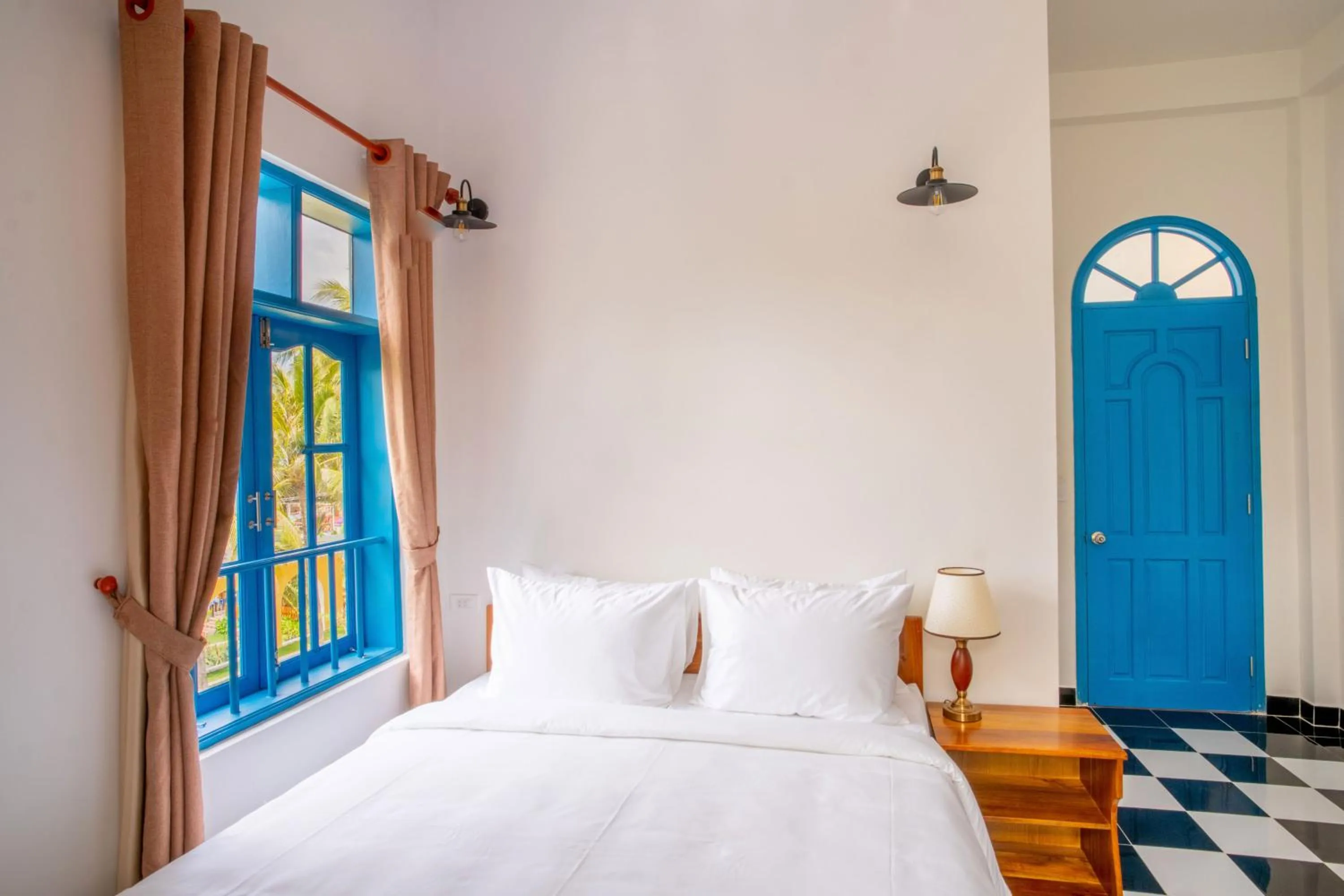 Queen Room with Garden View in Vida Loca Sunset Beach Resort