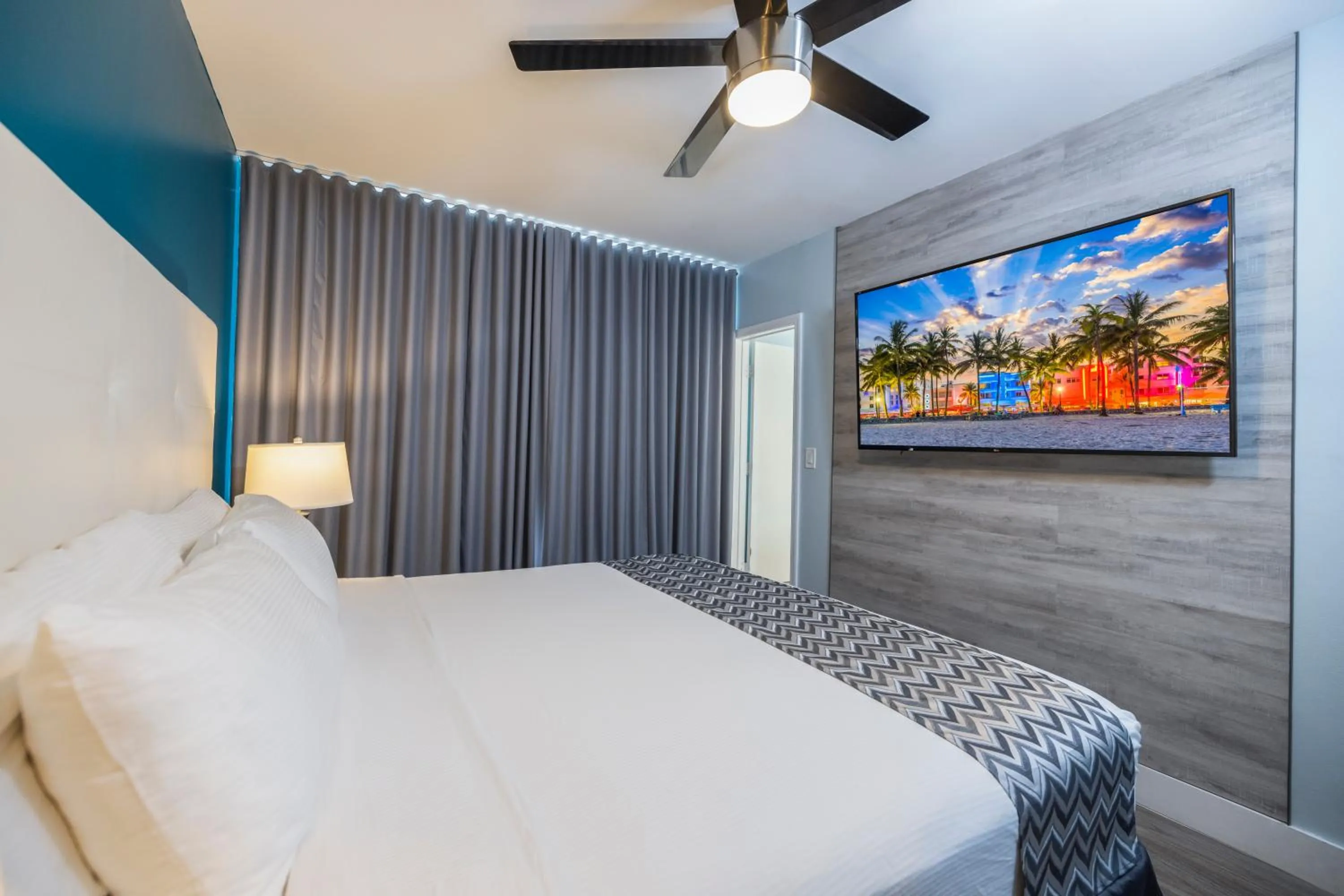 Deluxe King Room in Colony Hotel