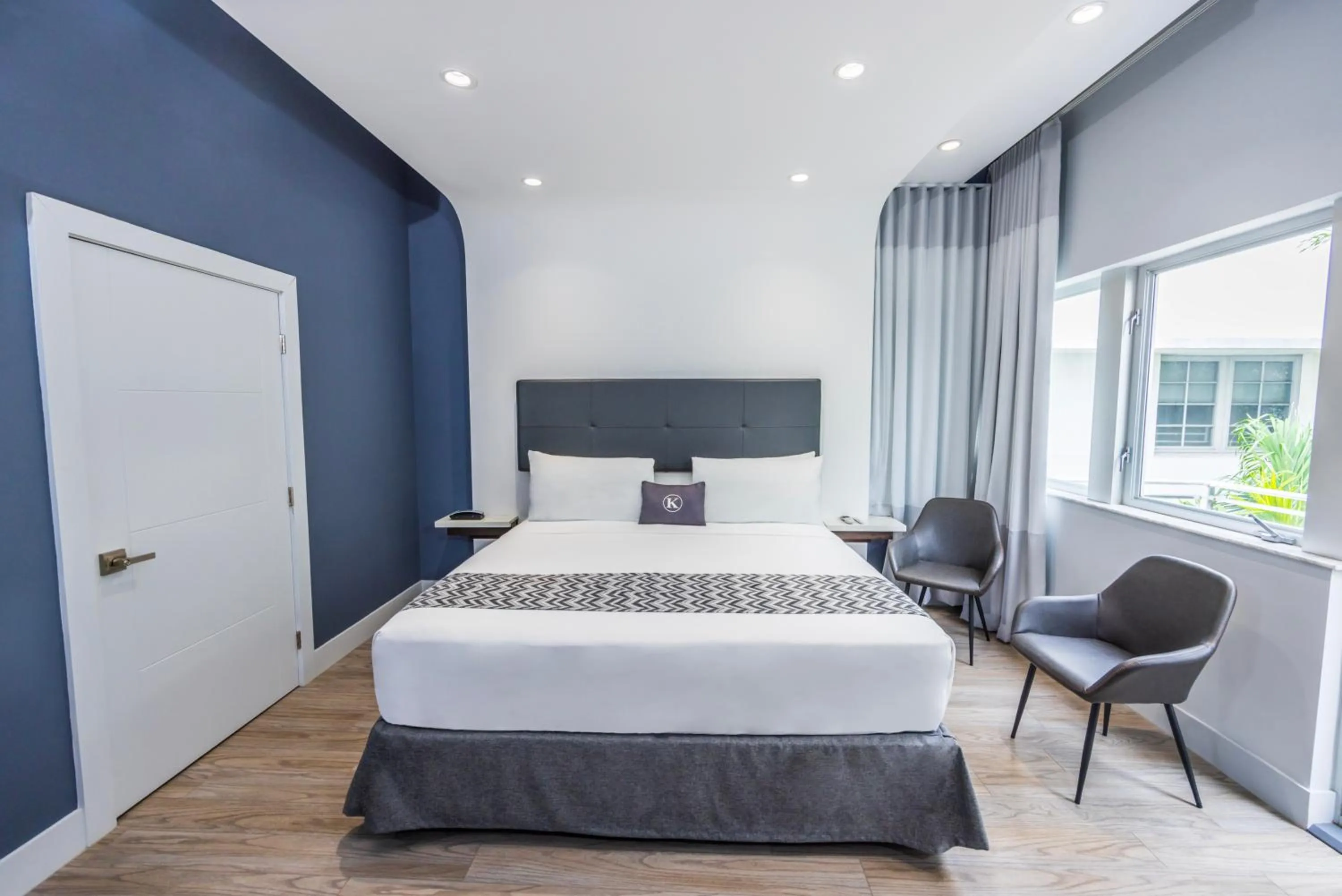 Premier King with Balcony in Kent Hotel