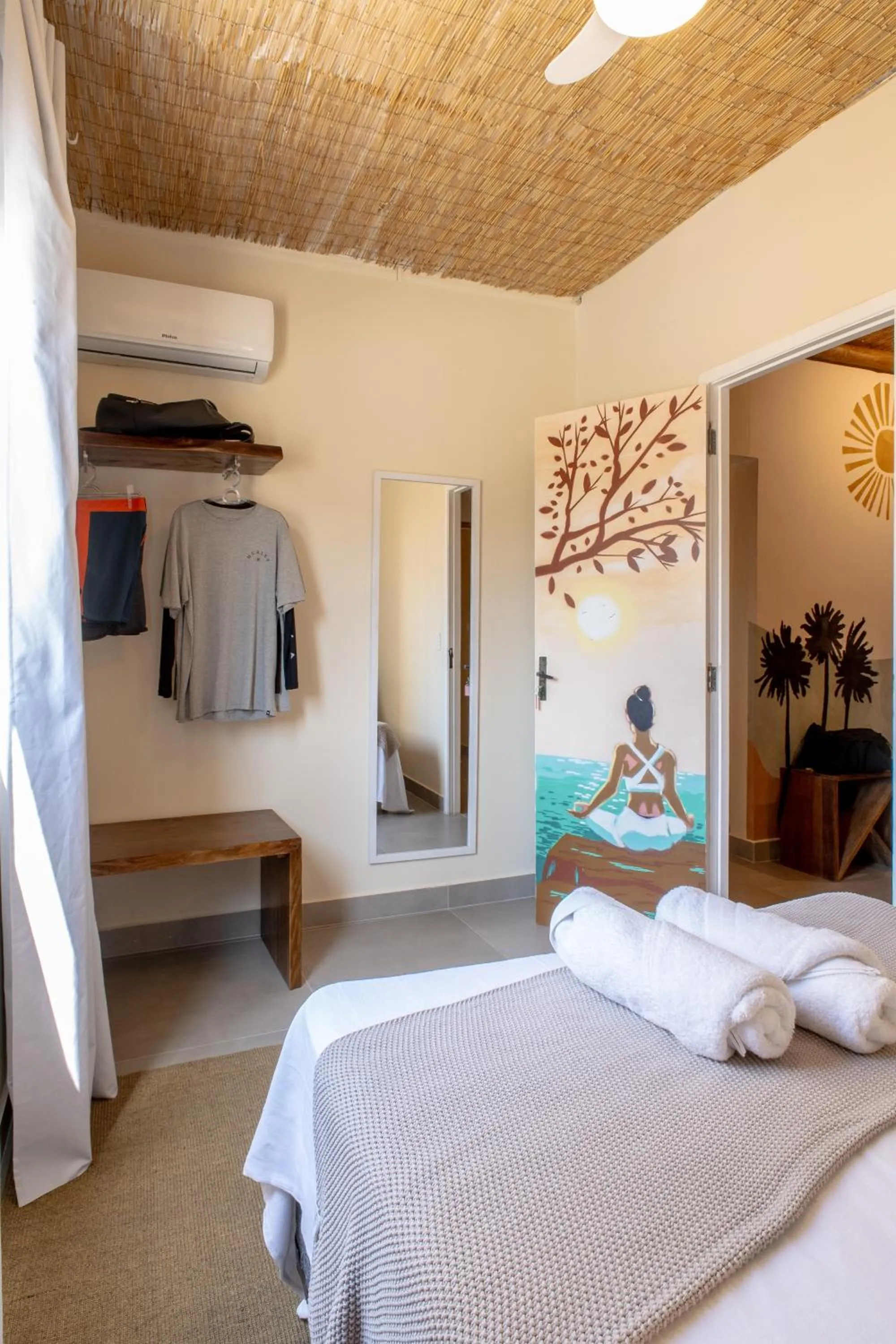 Double Room with Shared Bathroom in Longboard Paradise Suítes