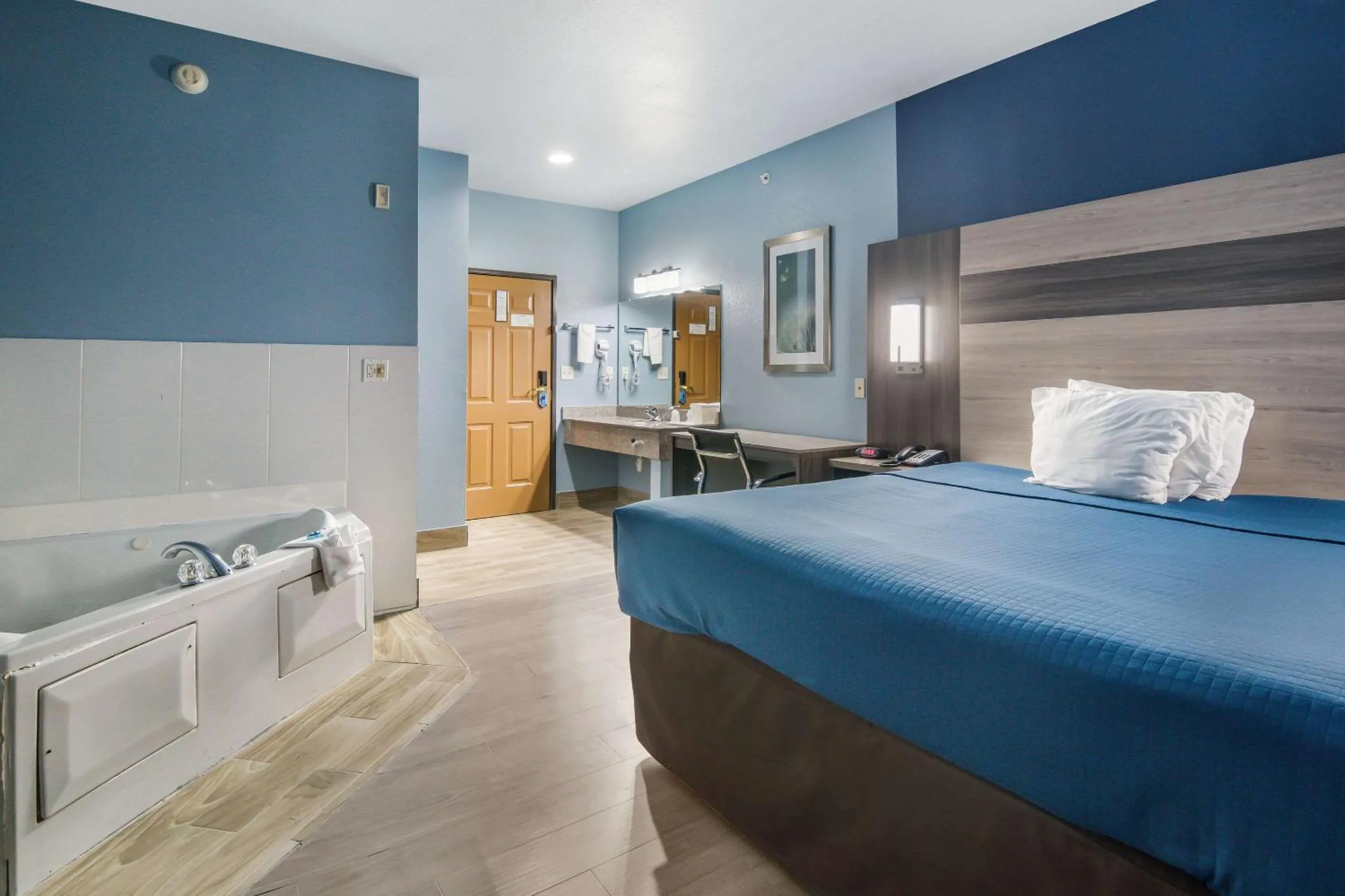 Superior King Room - Non-Smoking in Rodeway Inn Carrollton I-35E