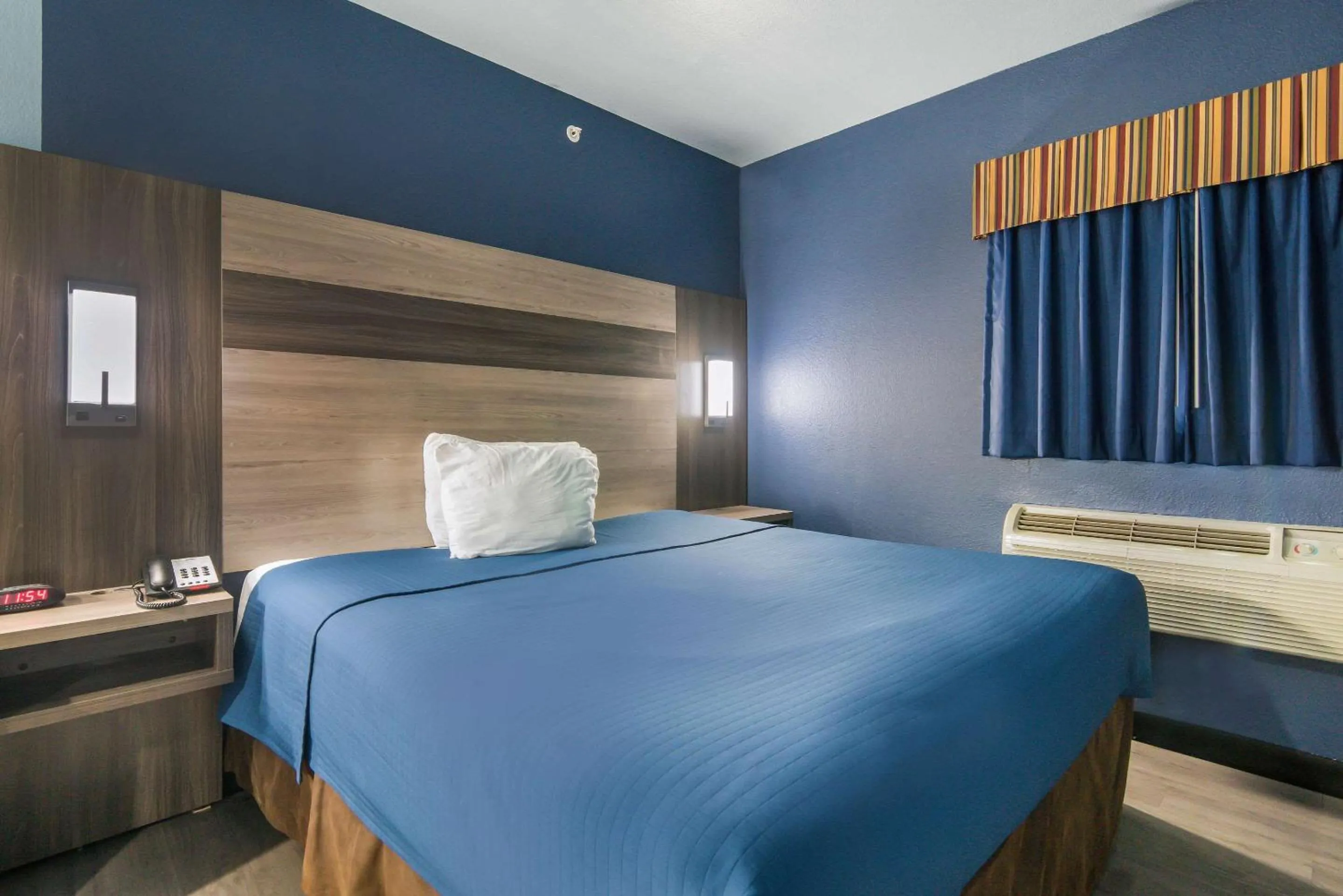 Queen Room - Accessible/Nonsmoking in Rodeway Inn Carrollton I-35E