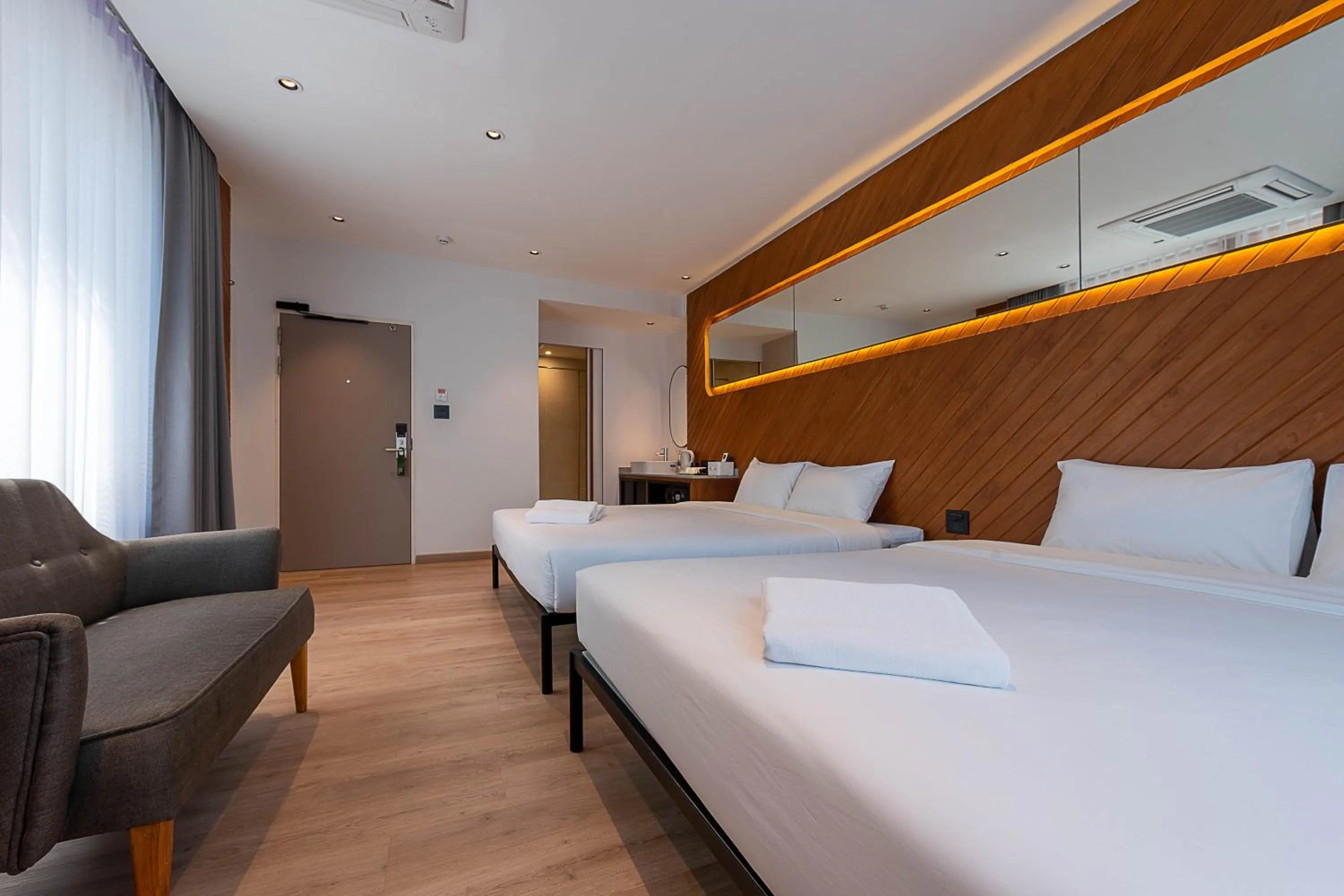 King Room with Two King Beds in Boxpackers Pratunam