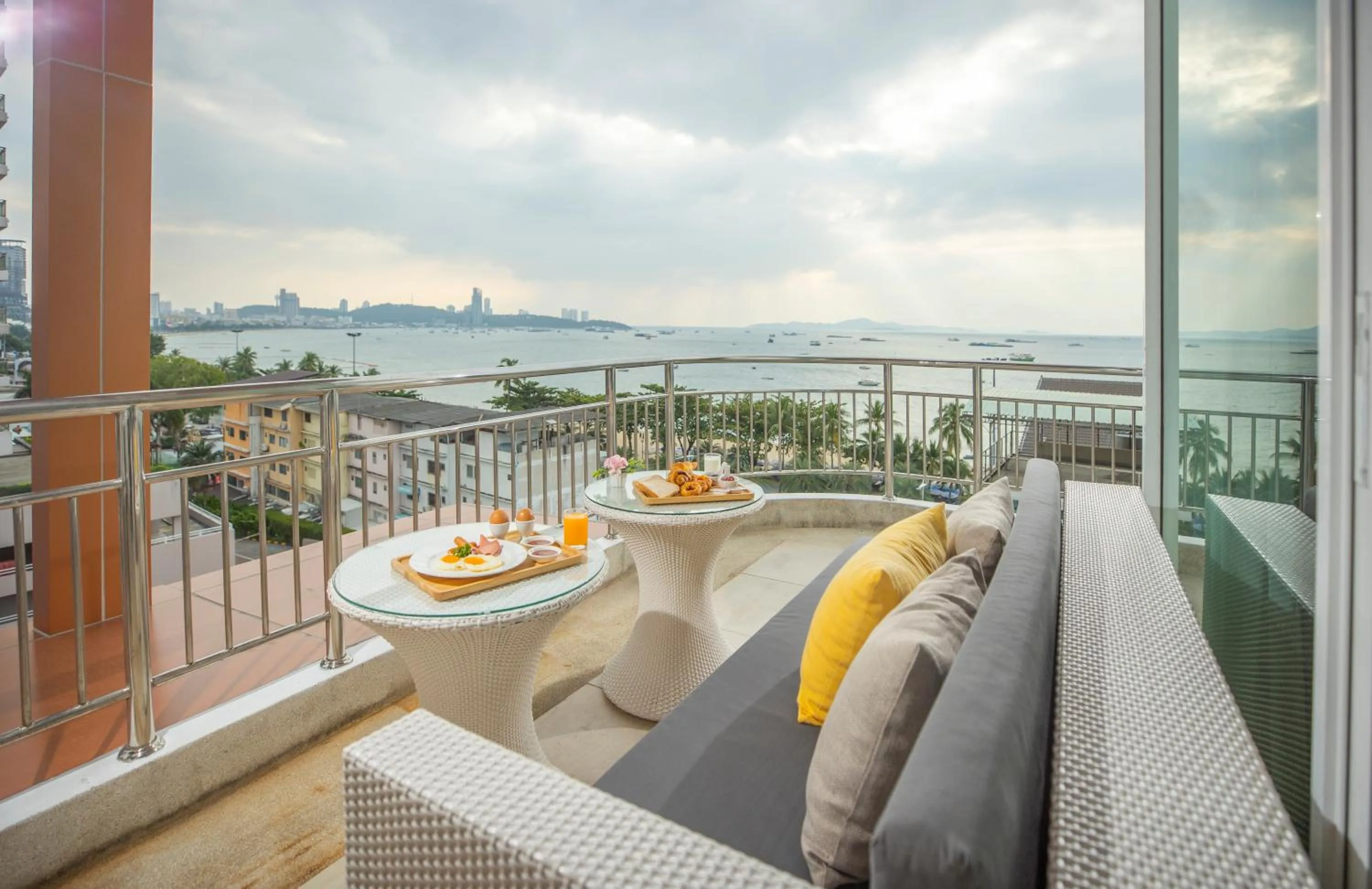 One-Bedroom Suite in Pattaya Sea View Hotel - SHA Extra Plus