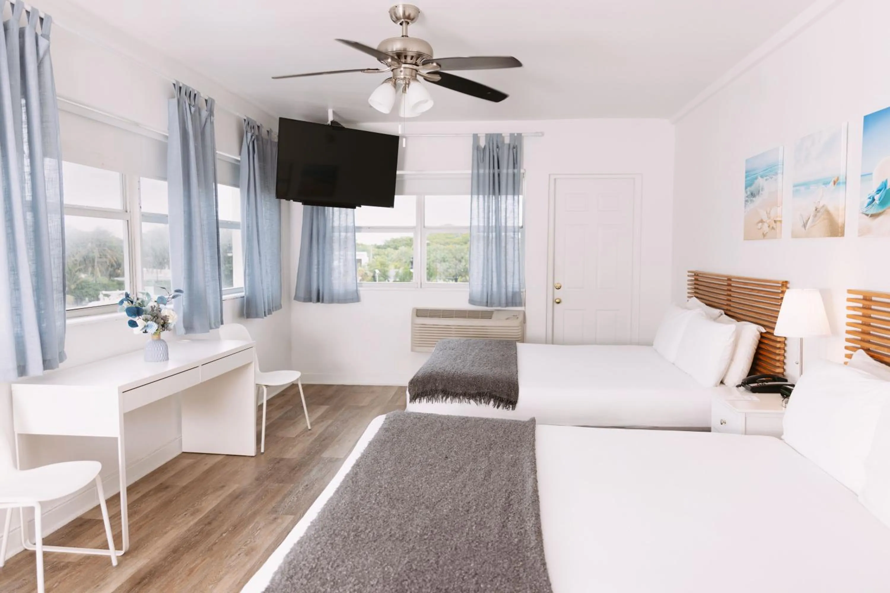 Deluxe Double Room with Balcony in Lorraine Hotel