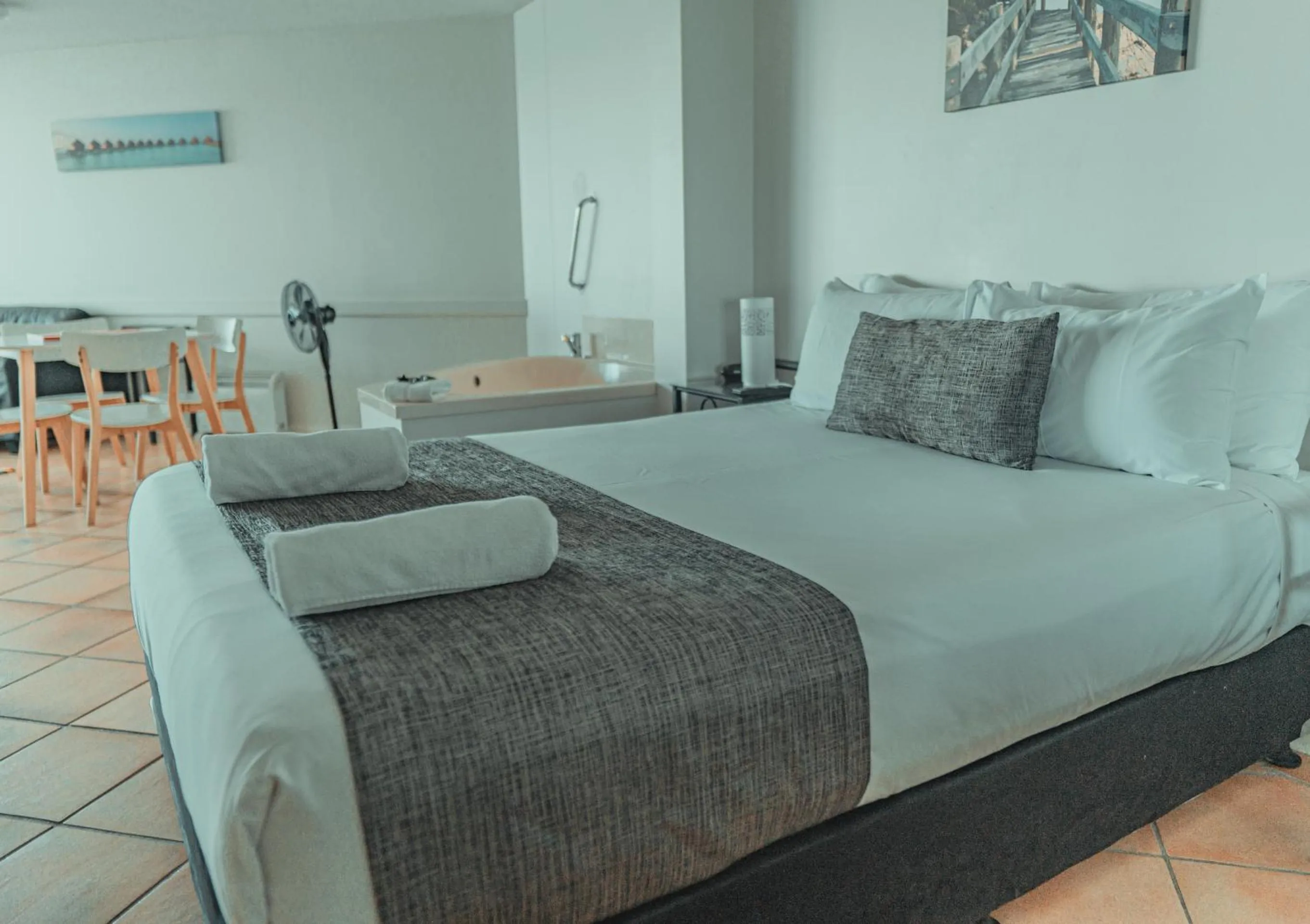 Executive Two-Bedroom Wheelchair Accessible Apartment - Water Front in La Promenade