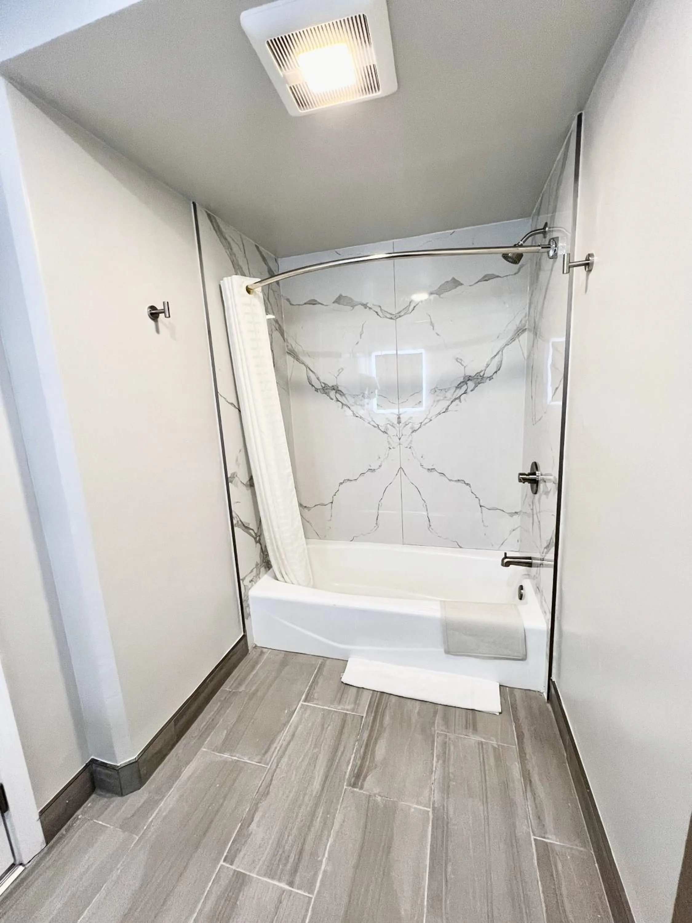 Deluxe King Room - Non-Smoking in Francisco Bay Inn