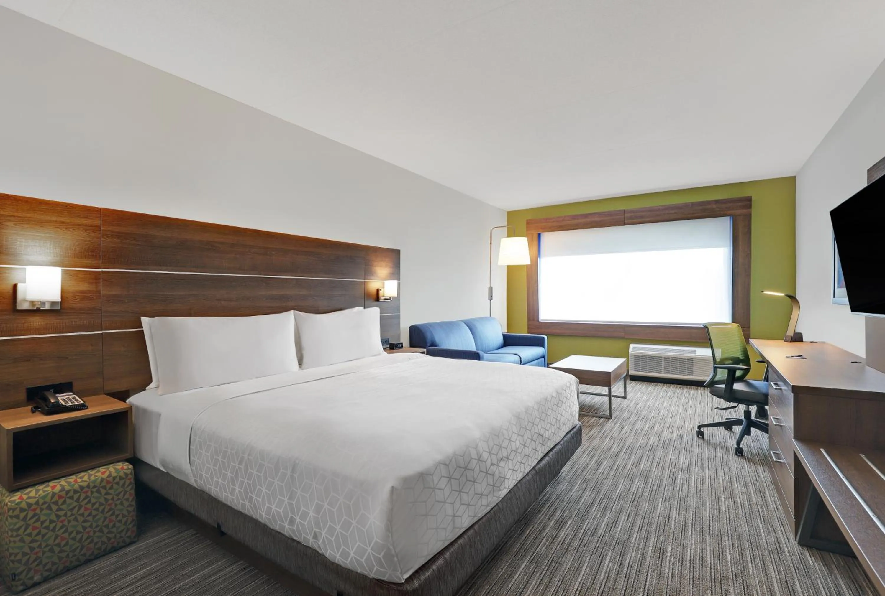 King Suite in Holiday Inn Express - Kingston West by IHG