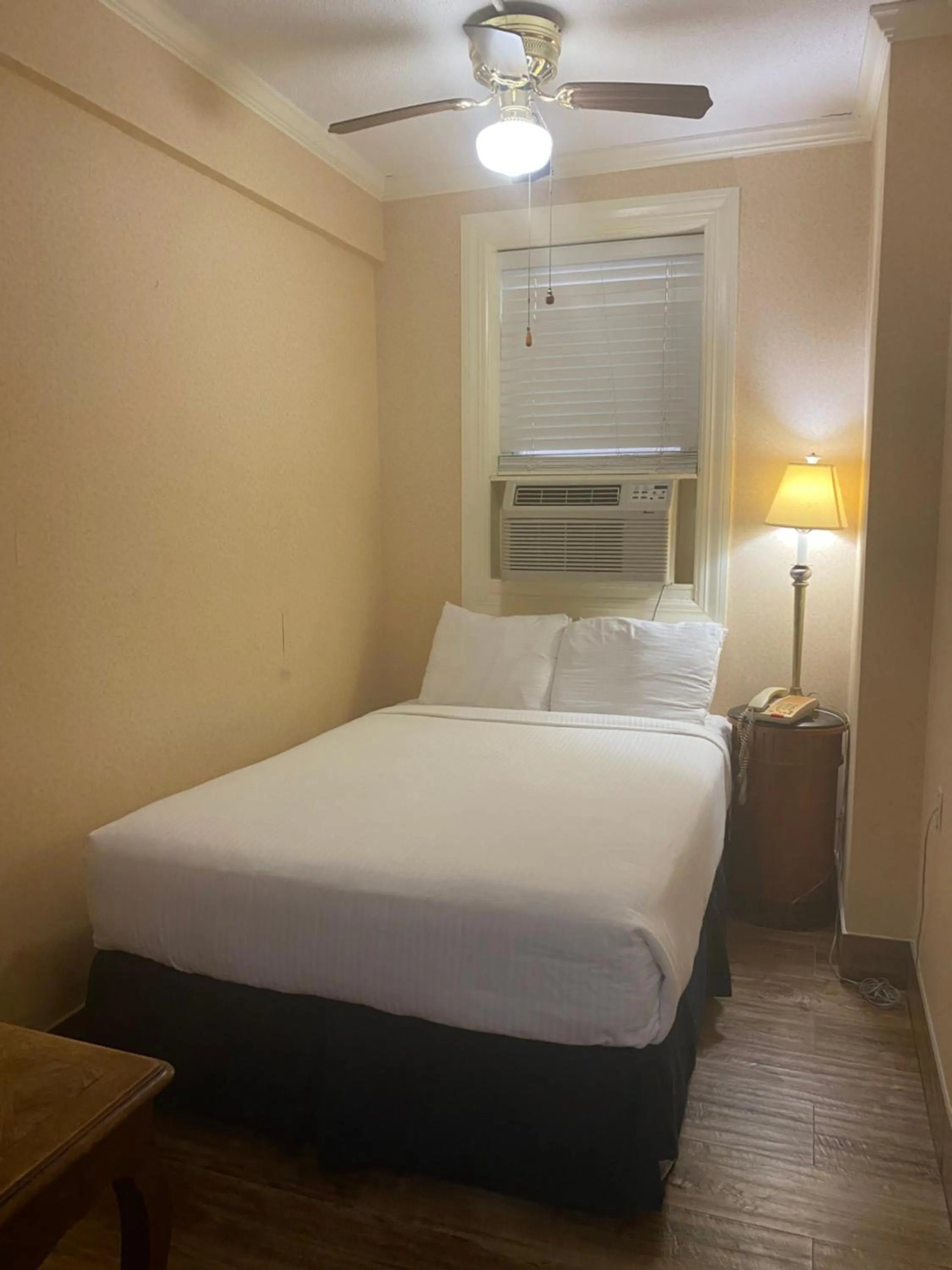 Budget Single Room - single occupancy in District Hotel