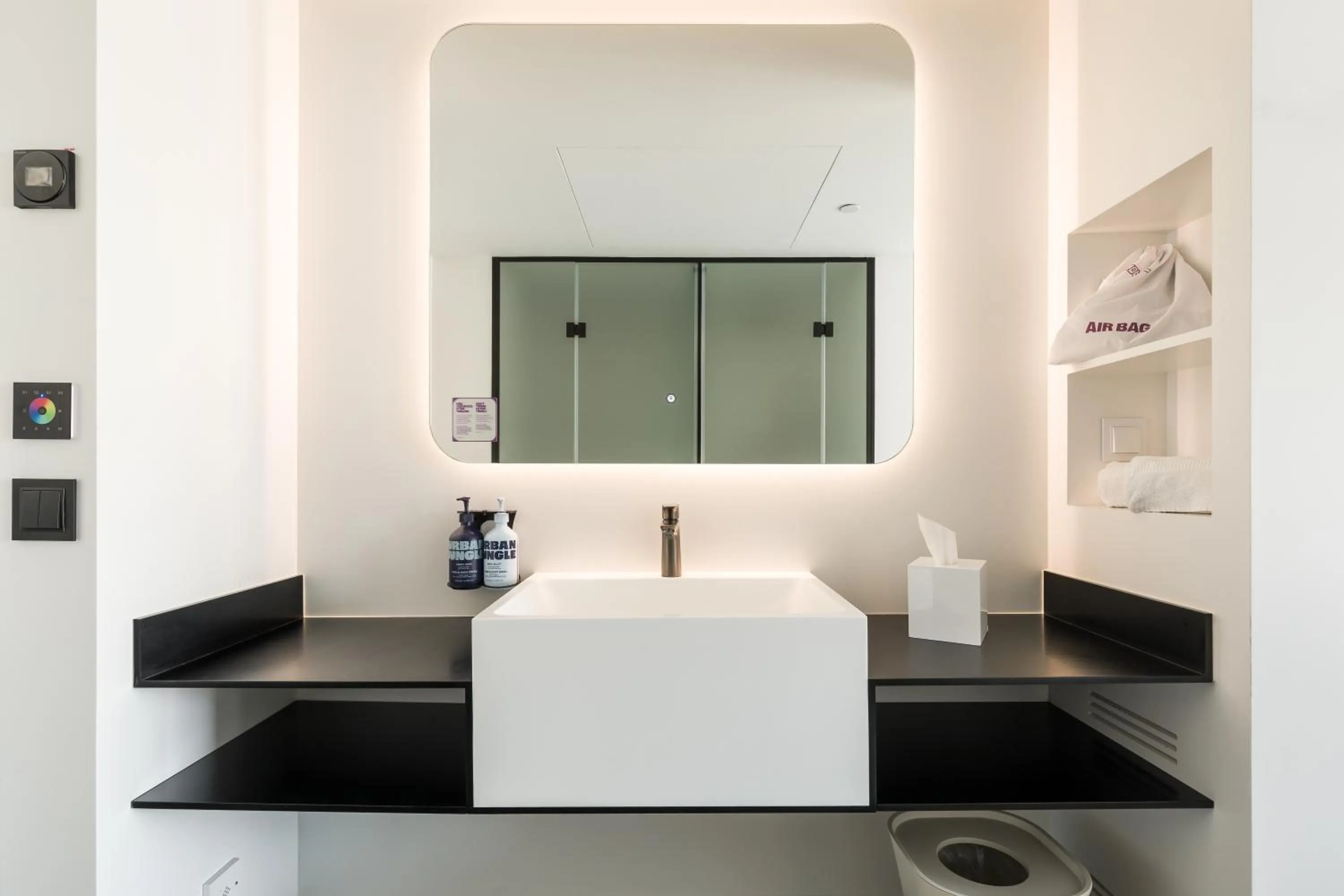 Premium Queen Room in YOTEL Porto