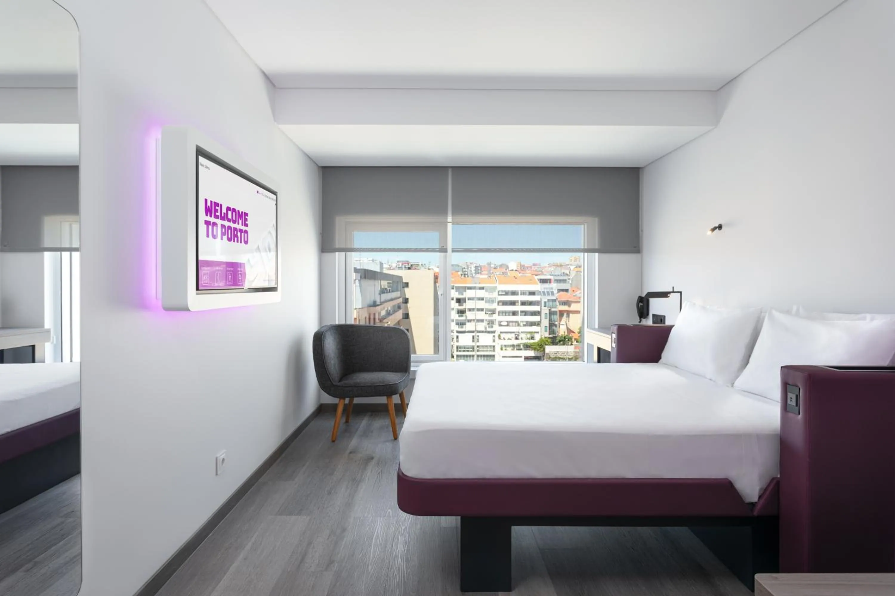 Premium Queen High Floor in YOTEL Porto