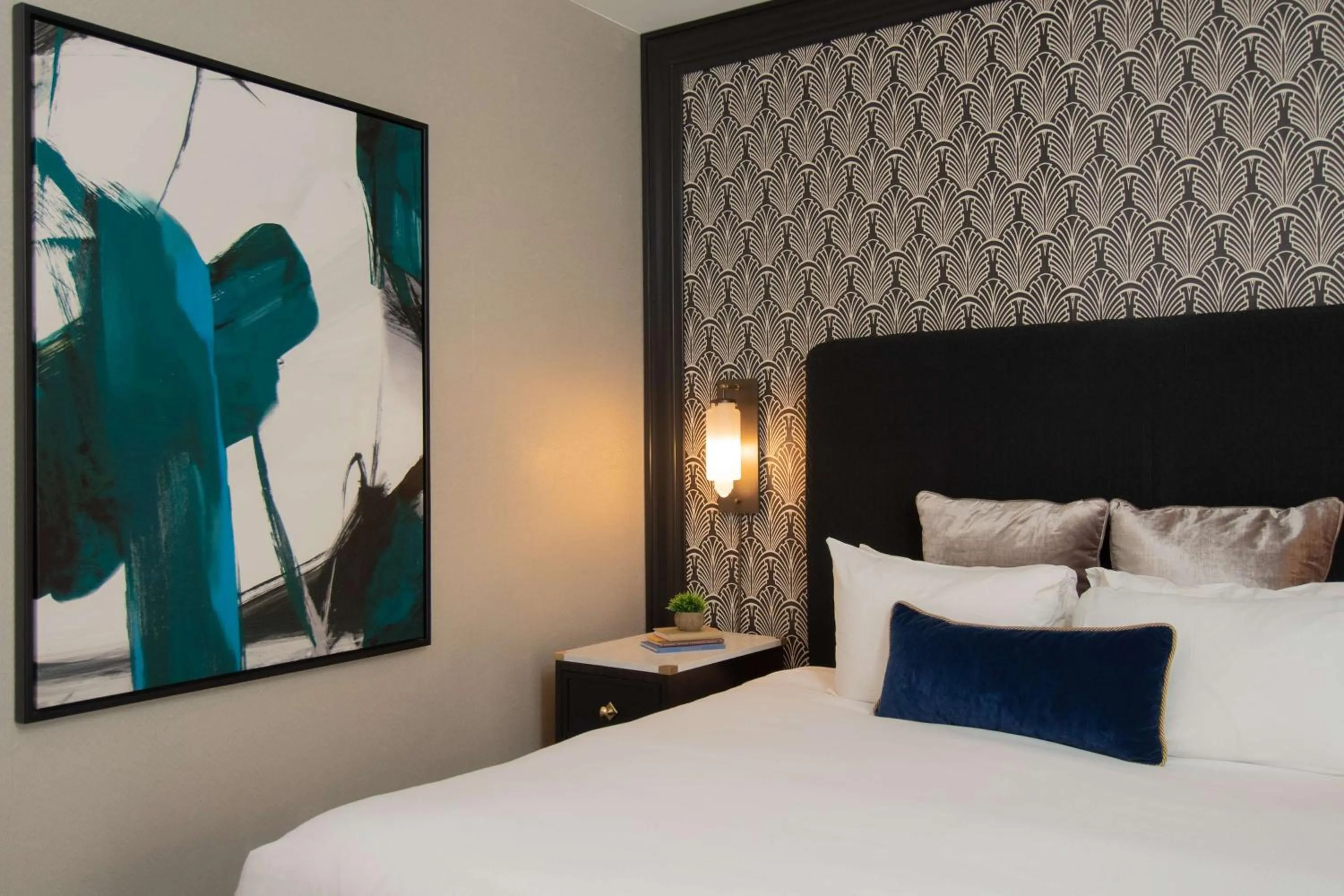 Preferred King Room with Roll-in Shower - Mobility/Hearing Accessible in The Allegro Royal Sonesta Hotel Chicago Loop