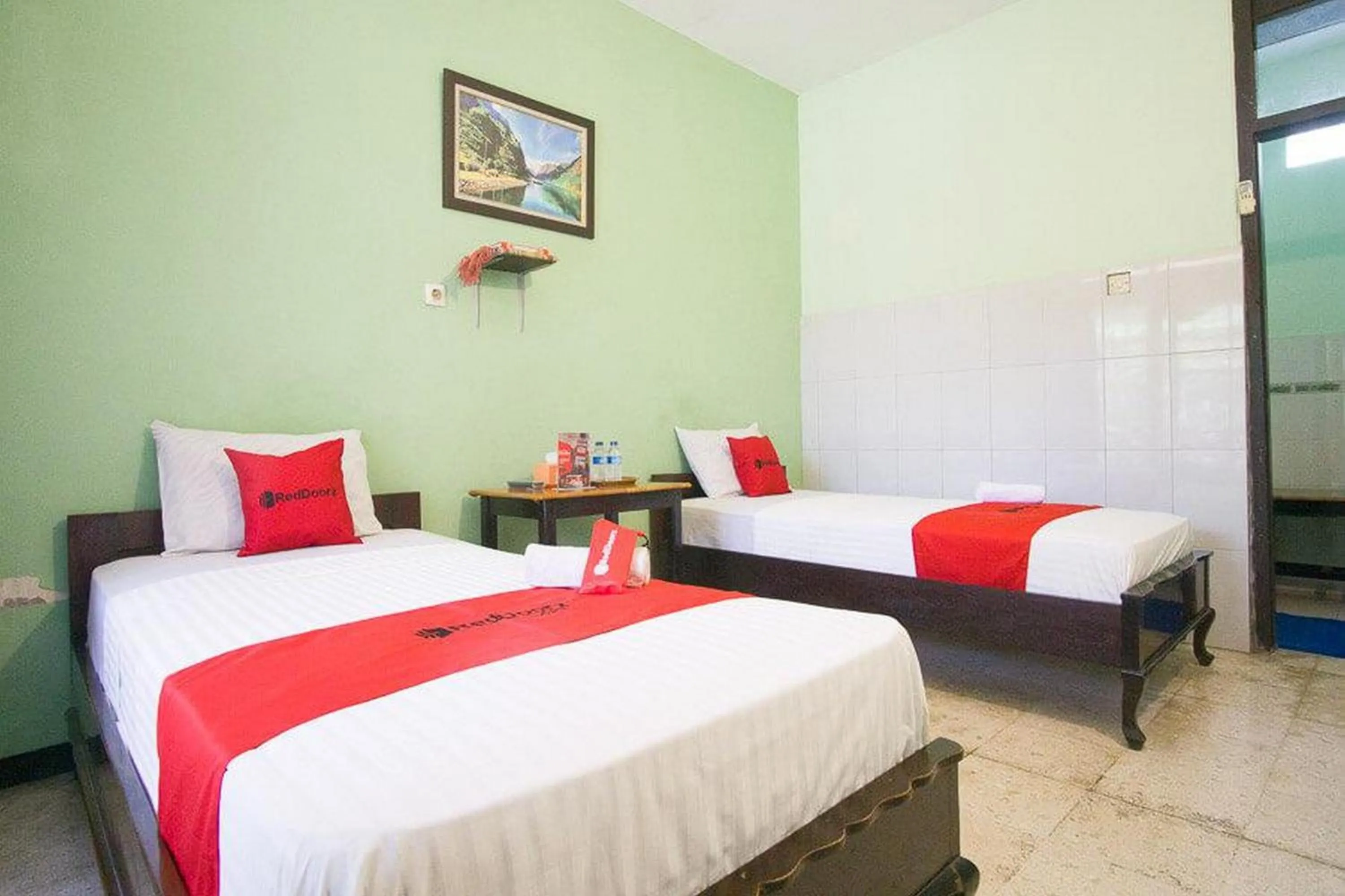 Twin Room in RedDoorz Syariah @ Jalan Gajah Mada