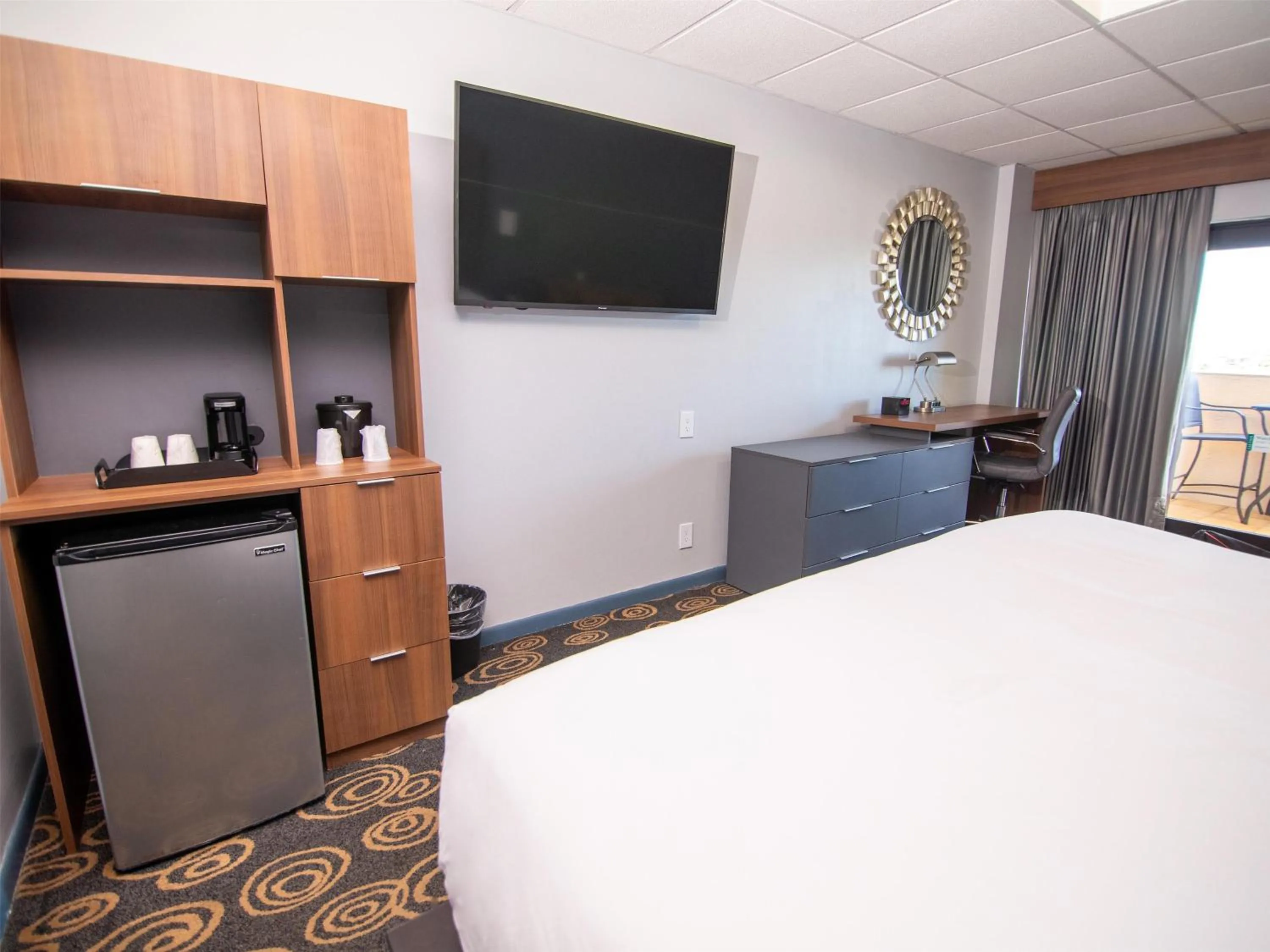 Junior Suite King in Regency Miami Airport by Sonesta